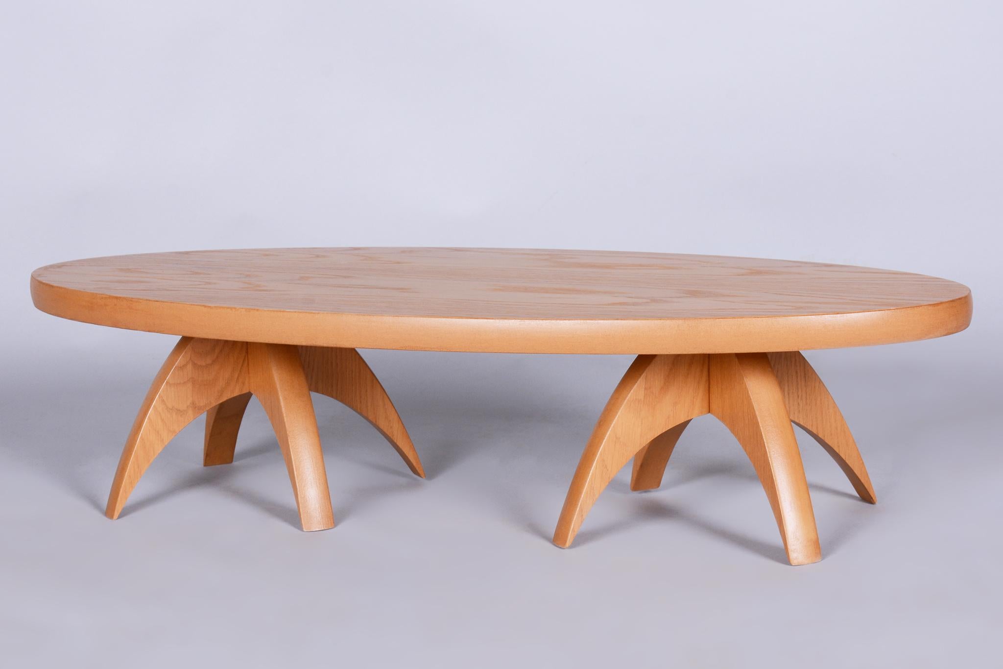 Dieser elegante kleine Mid-Century-Tisch stammt aus der Tschechoslowakei aus der Mitte des 20. Jahrhunderts. Er ist aus hellem Eichenholz gefertigt und in einem sehr guten Originalzustand erhalten geblieben. Dieses funktionelle und stilvolle