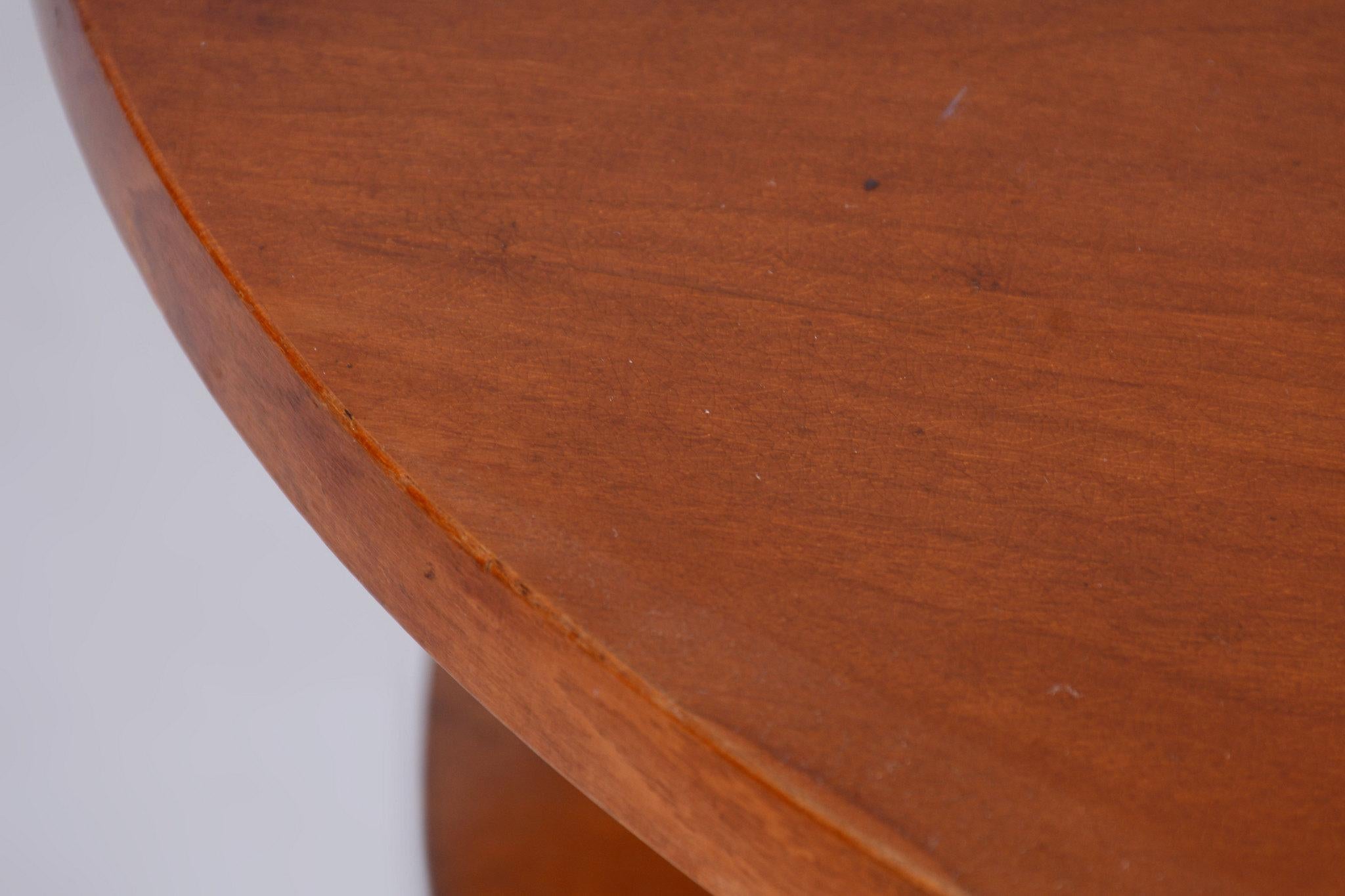 Mesa de centro original de mediados de siglo, nogal, haya, checa, años 50 Madera en venta