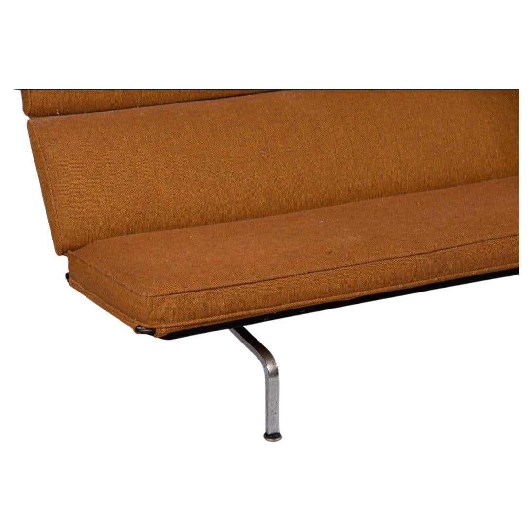 Original Eames Sofa Compact mit orangefarbenem Herman Miller-Gewebebezug. Die kompakte Couch von Charles und Ray Eames ist ein großartiges Design, das ein subtiles Profil behält. Die gepolsterten Pads, die die Rückenlehne bilden, sind mit einer