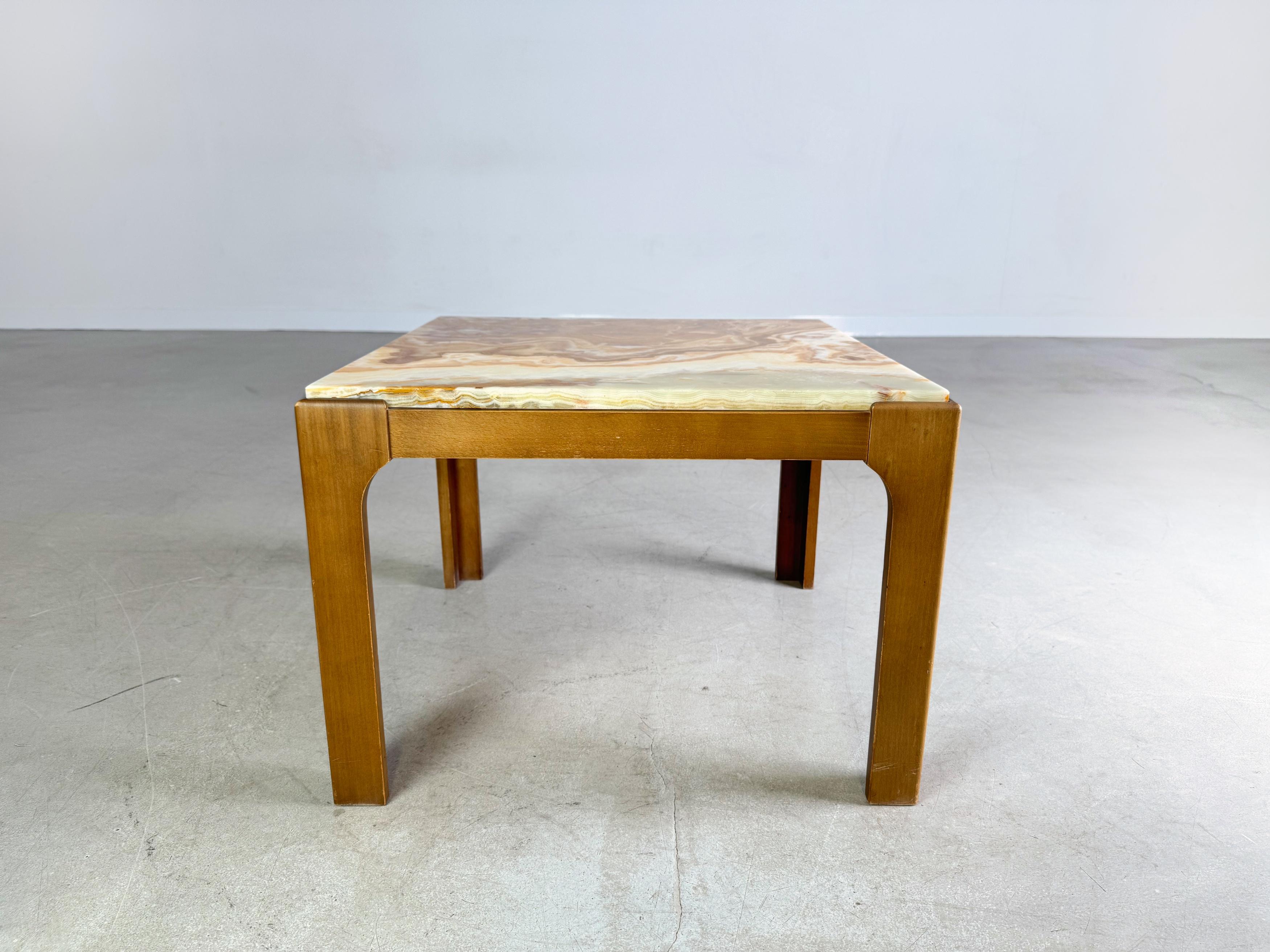 Wir bieten einen wunderschönen Vintage Couchtisch aus Eiche und Marmor zum Verkauf an. Le Tisch est né dans les années 1970 et, grâce à son plateau robuste et robuste, il est idéal pour le canapé et la table de chevet.

Zustand : Très bon état, avec