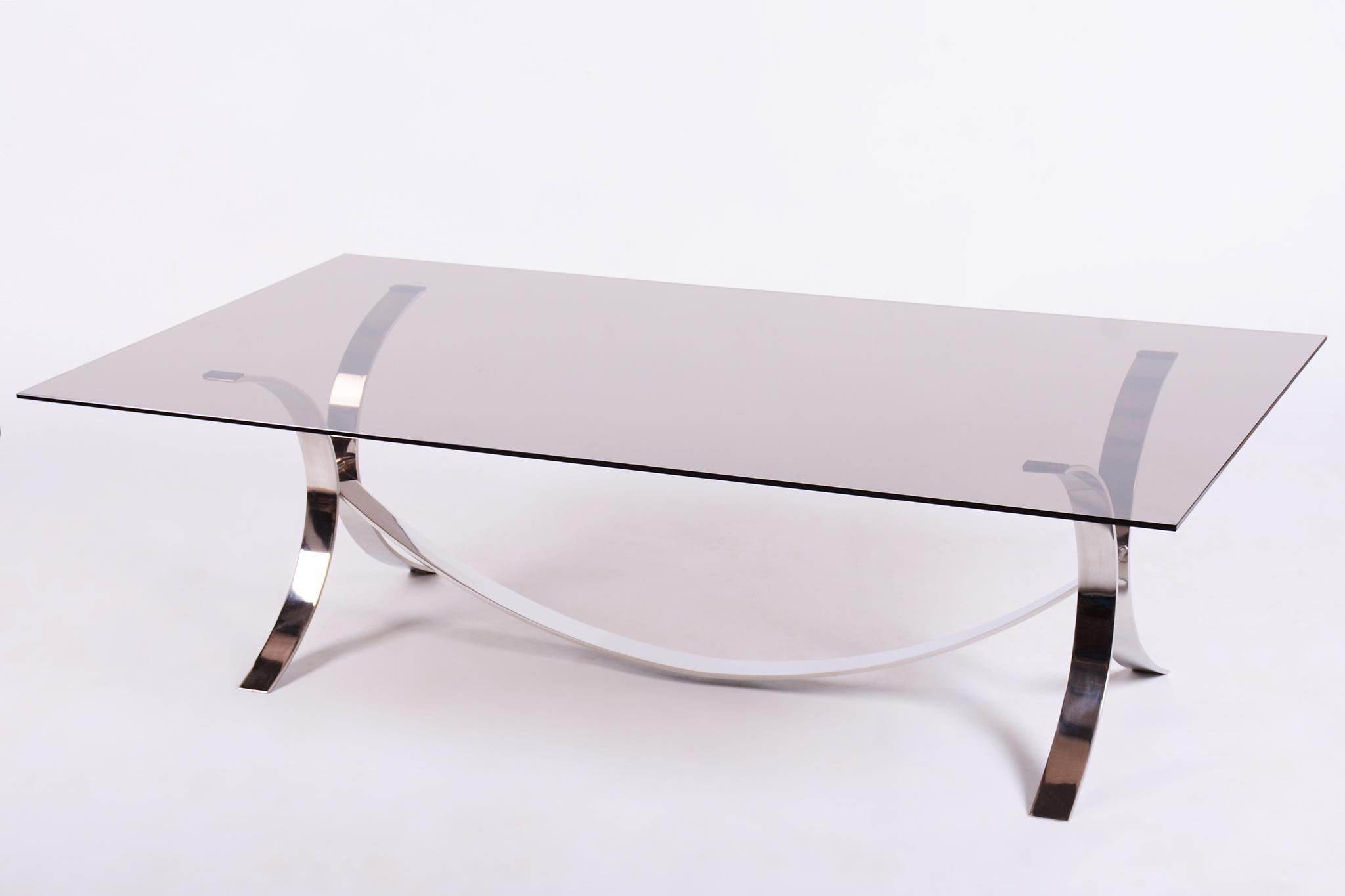 Cette élégante table basse du milieu du siècle dernier date des années 1960 et provient d'Italie. Elle est une création du célèbre designer Osvaldo Borsani.

La table est dotée de pieds minimalistes en acier chromé qui confèrent à la pièce une