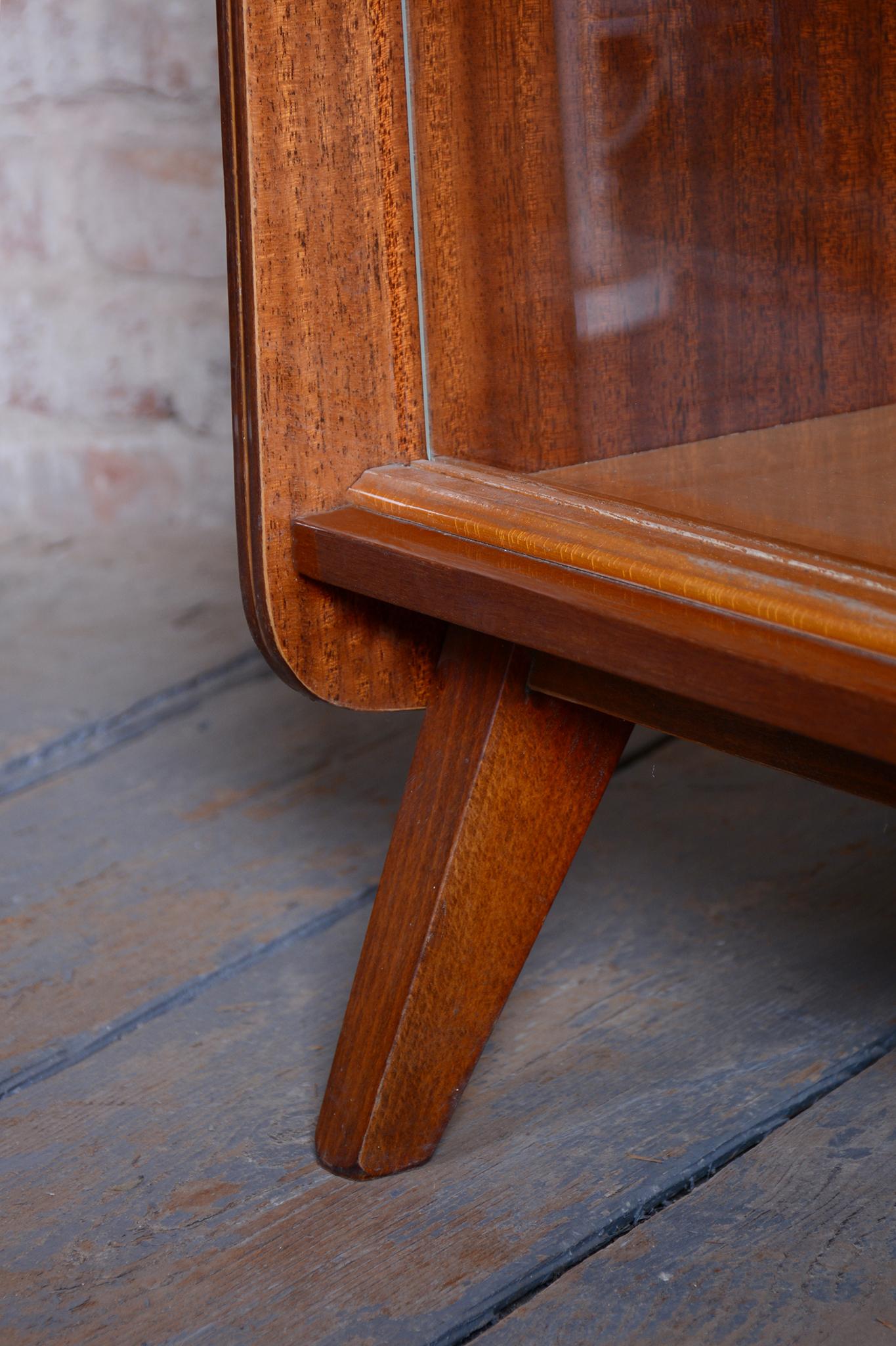 Original Mid-Century Display Cabinet, by Nový Domov, Mahogany, Czech, 1950s en vente 5
