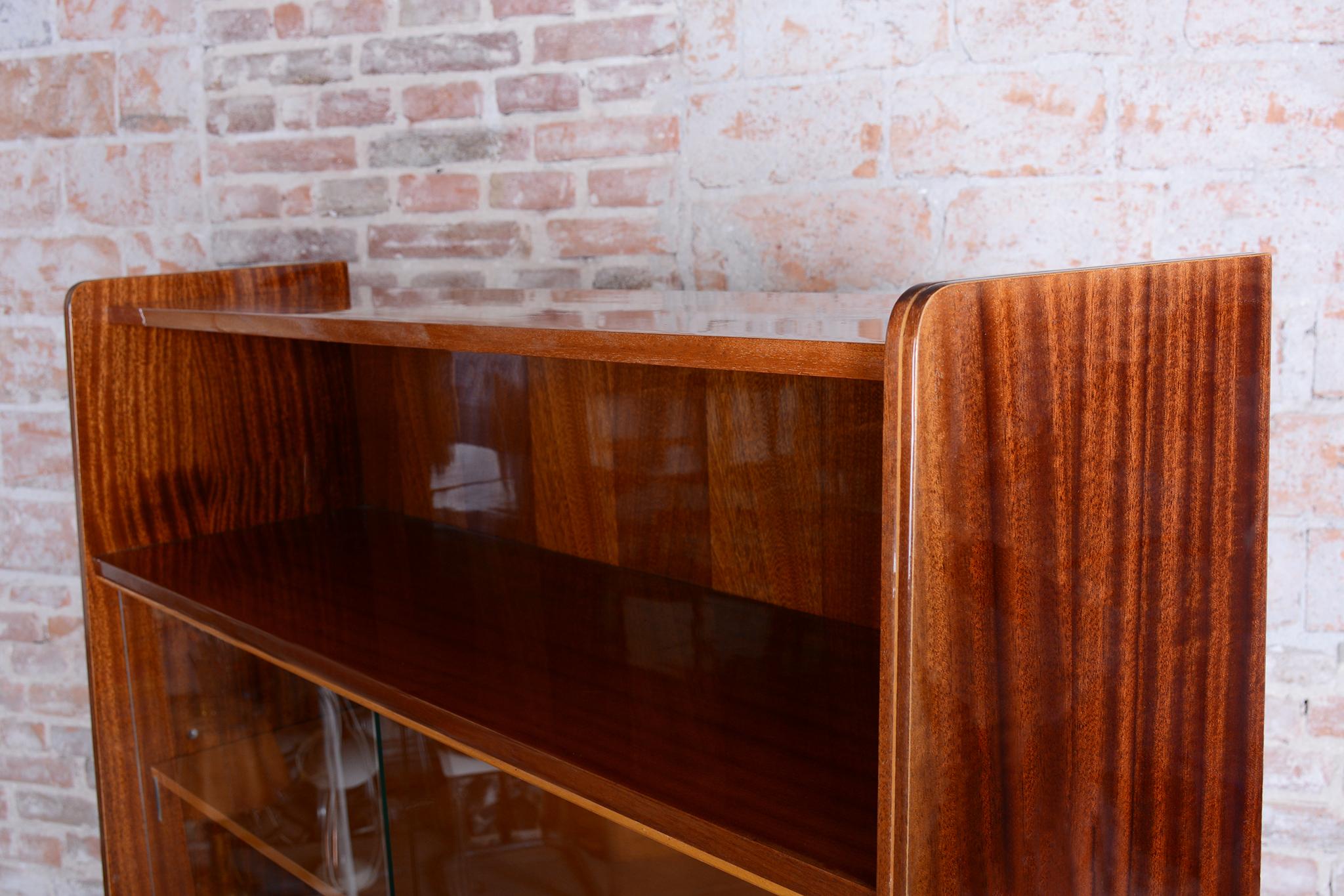 Original Mid-Century Display Cabinet, by Nový Domov, Mahogany, Czech, 1950s en vente 6