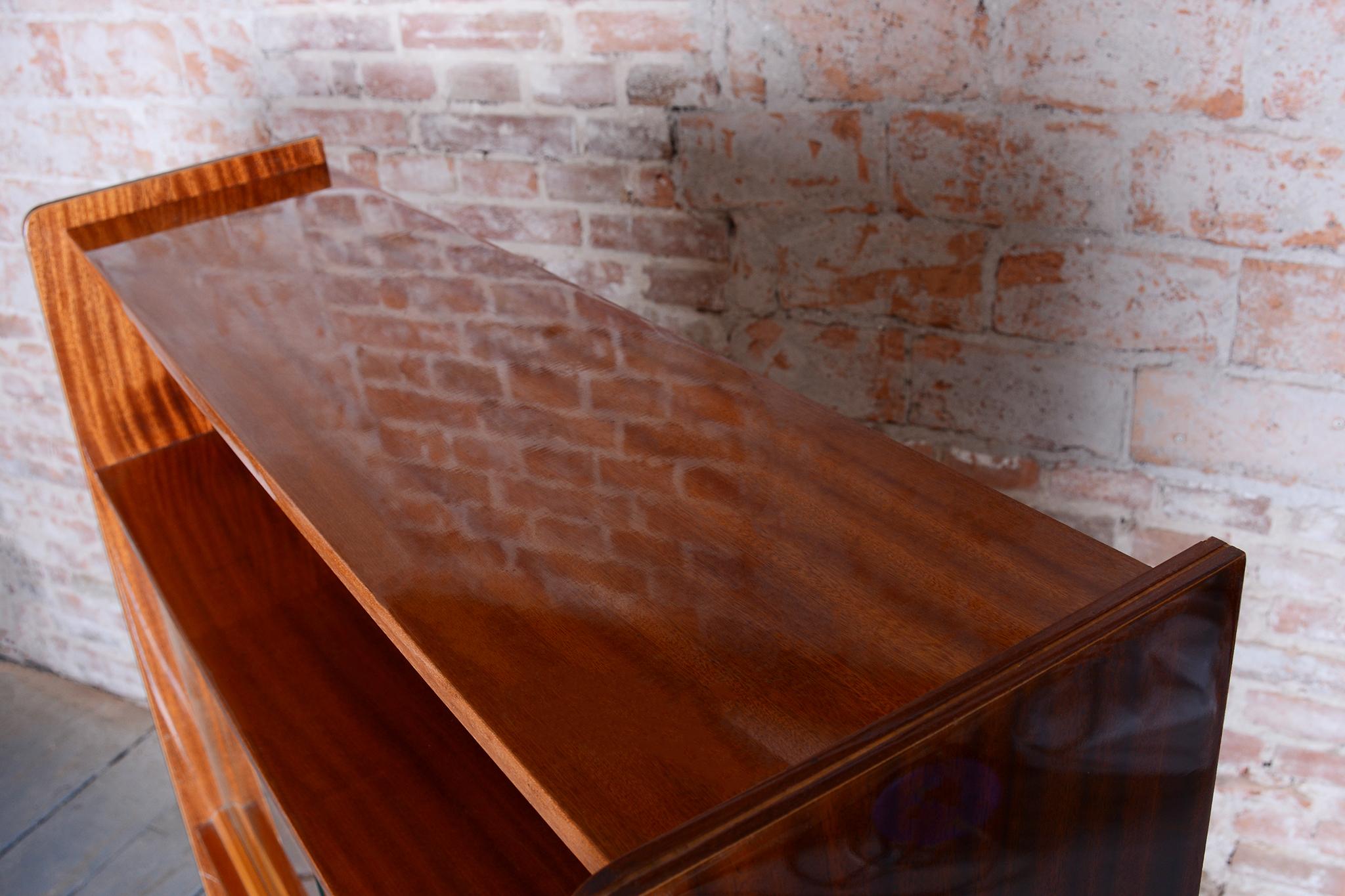 Original Mid-Century Display Cabinet, by Nový Domov, Mahogany, Czech, 1950s en vente 7
