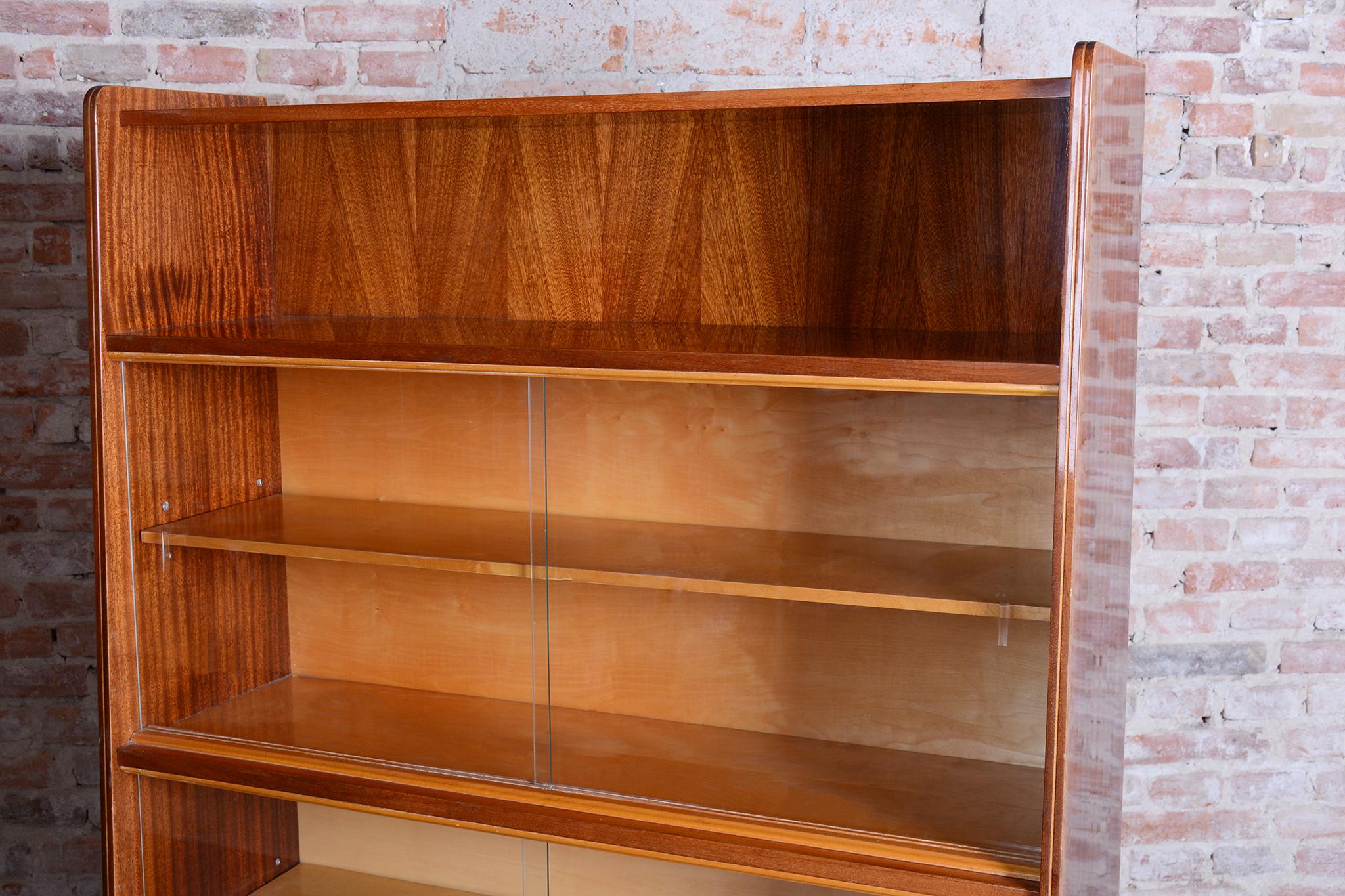 Original Mid-Century Display Cabinet, by Nový Domov, Mahogany, Czech, 1950s Bon état - En vente à Brandys nad Labem, Středočeský kraj