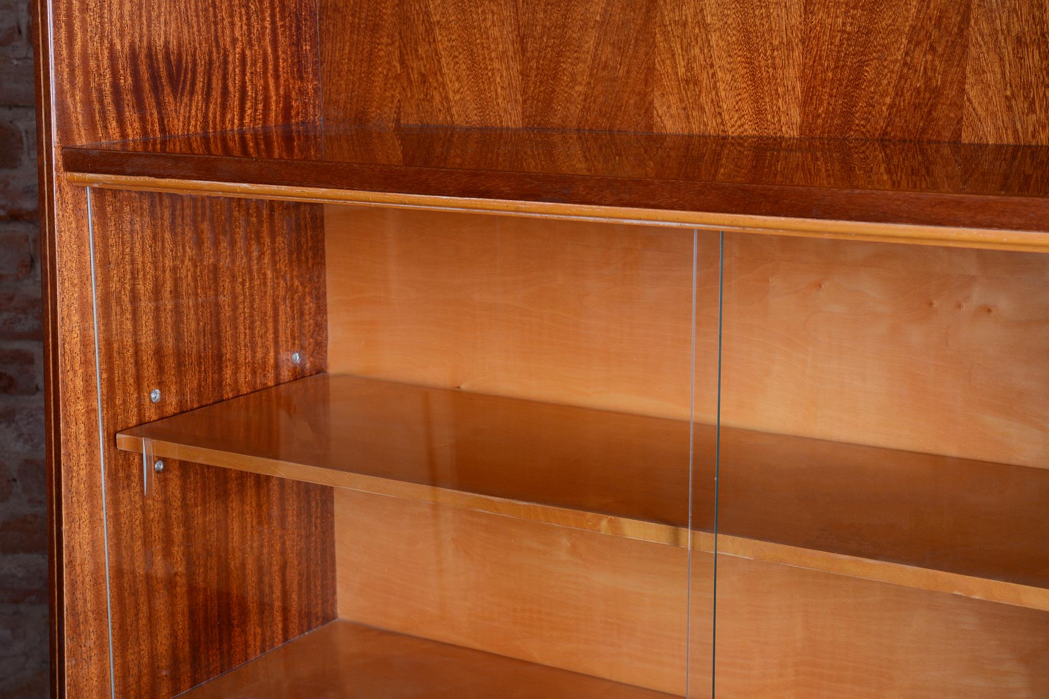 20ième siècle Original Mid-Century Display Cabinet, by Nový Domov, Mahogany, Czech, 1950s en vente