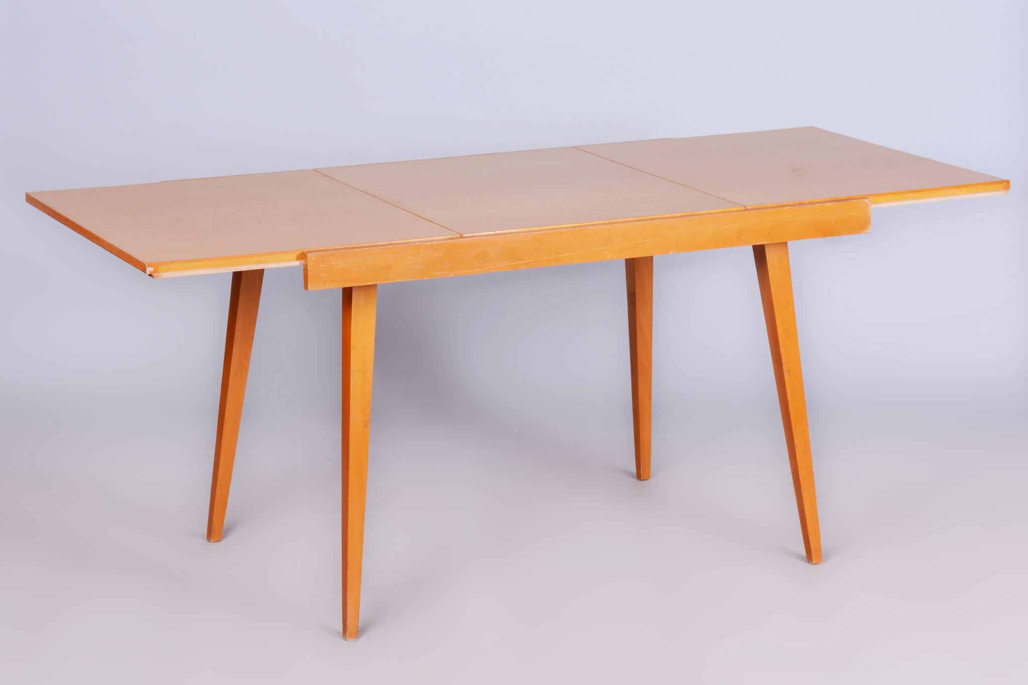 Restaurierter Eichen-Klapptisch aus der Mitte des Jahrhunderts.

Quelle: Tschechische Republik
Zeitraum: 1950-1959
MATERIAL: Esche, Buche
Dissoziativ: 180 cm / 70,87″.
Wiederbelebte Politur. 

Es wurde von unserem professionellen Aufarbeitungsteam