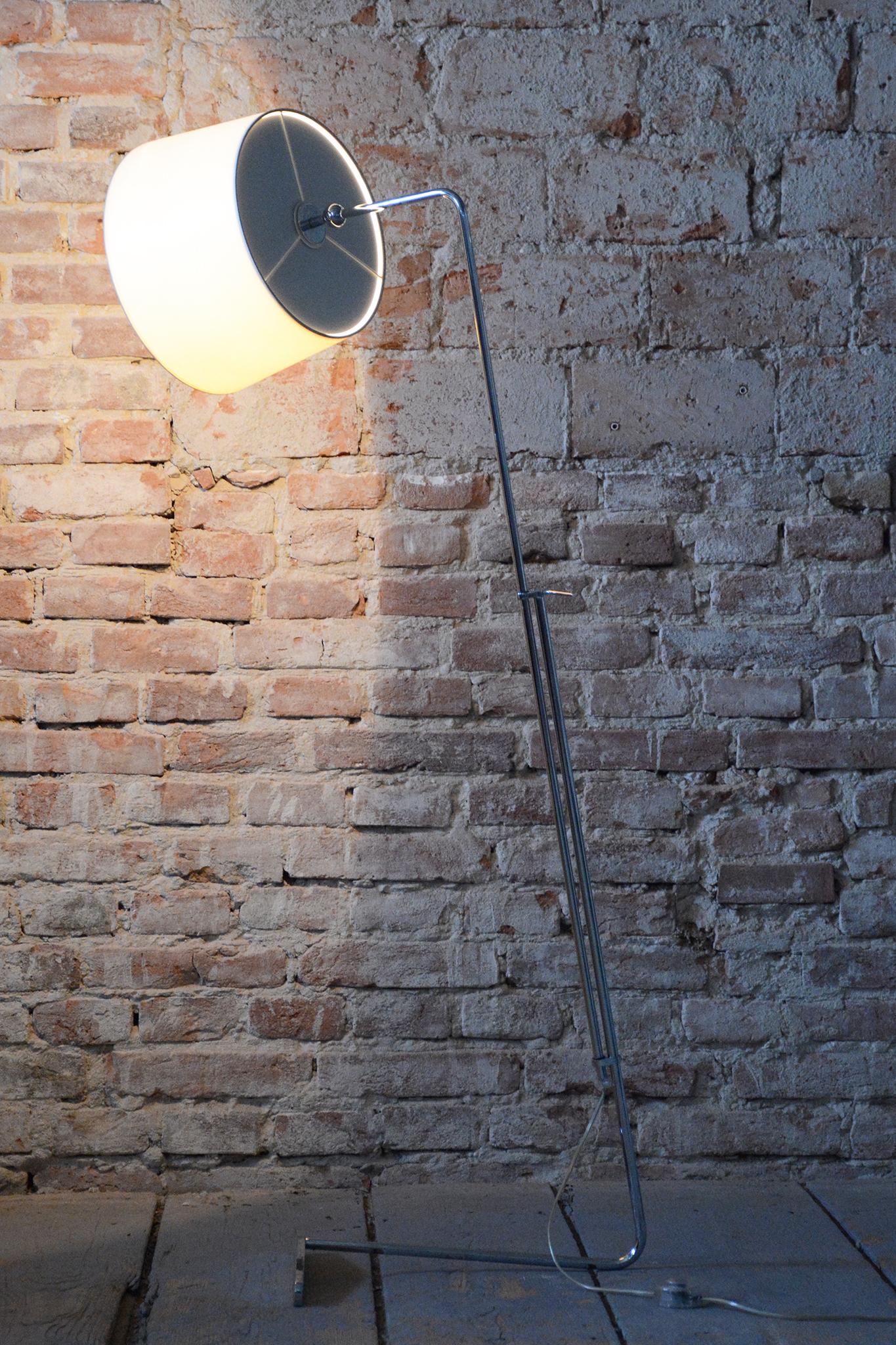 Lámpara de pie original de mediados de siglo, de G. Teixido, cromo, cotón, Italia, años 90 en venta 6