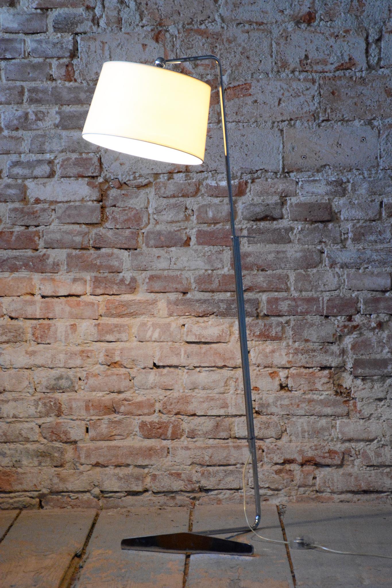 Lámpara de pie original de mediados de siglo, de G. Teixido, cromo, cotón, Italia, años 90 en venta 7