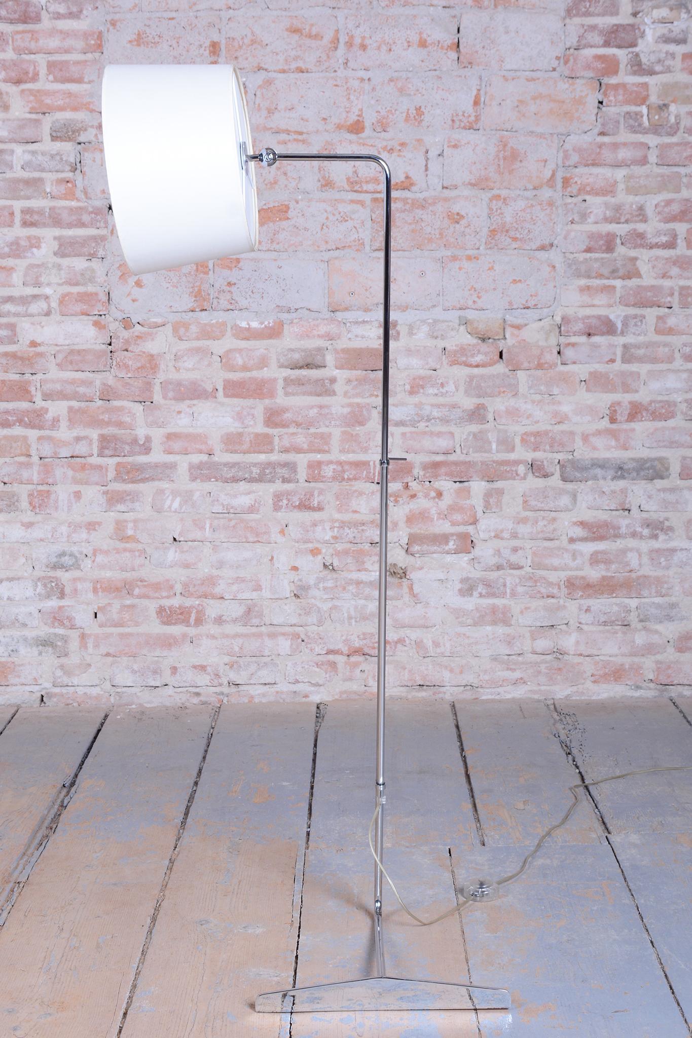 Lámpara de pie original de mediados de siglo, de G. Teixido, cromo, cotón, Italia, años 90 en venta 2