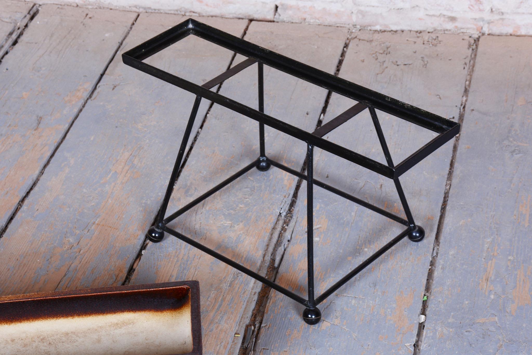 Pot de fleurs original du milieu du siècle avec support, céramique, acier, tchèque, années 1960 en vente 4