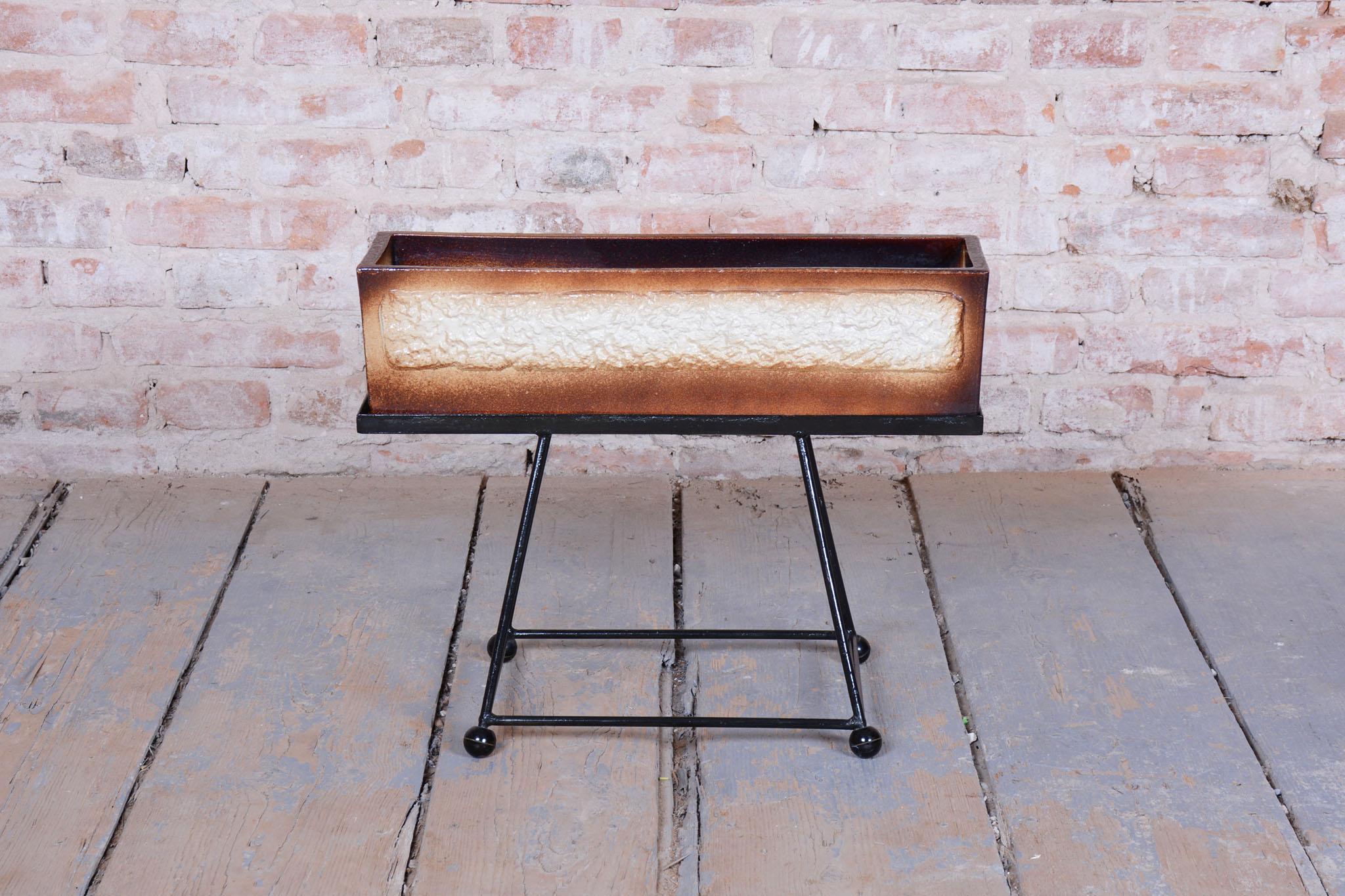 Mid-Century Modern Pot de fleurs original du milieu du siècle avec support, céramique, acier, tchèque, années 1960 en vente