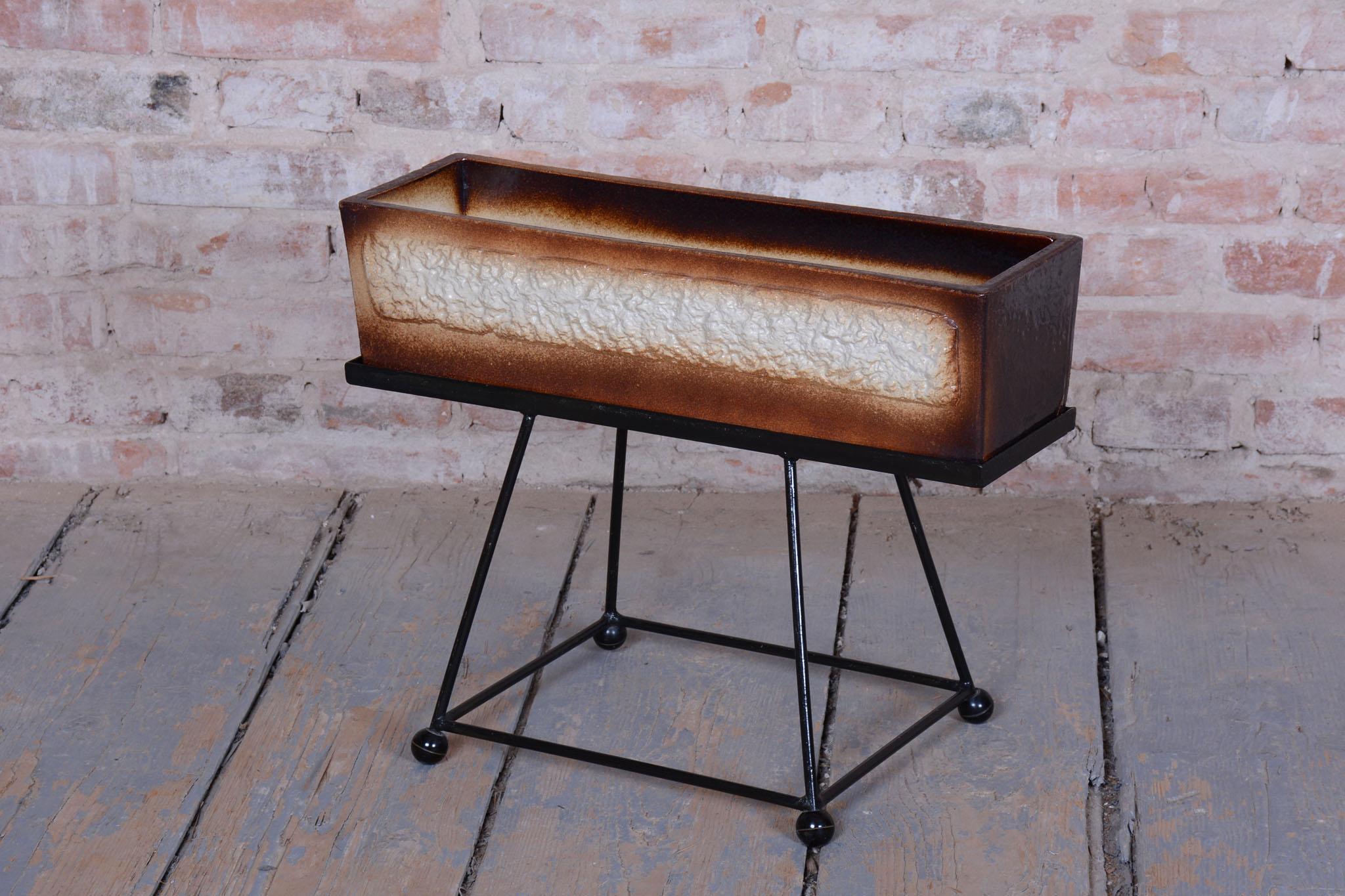 Tchèque Pot de fleurs original du milieu du siècle avec support, céramique, acier, tchèque, années 1960 en vente