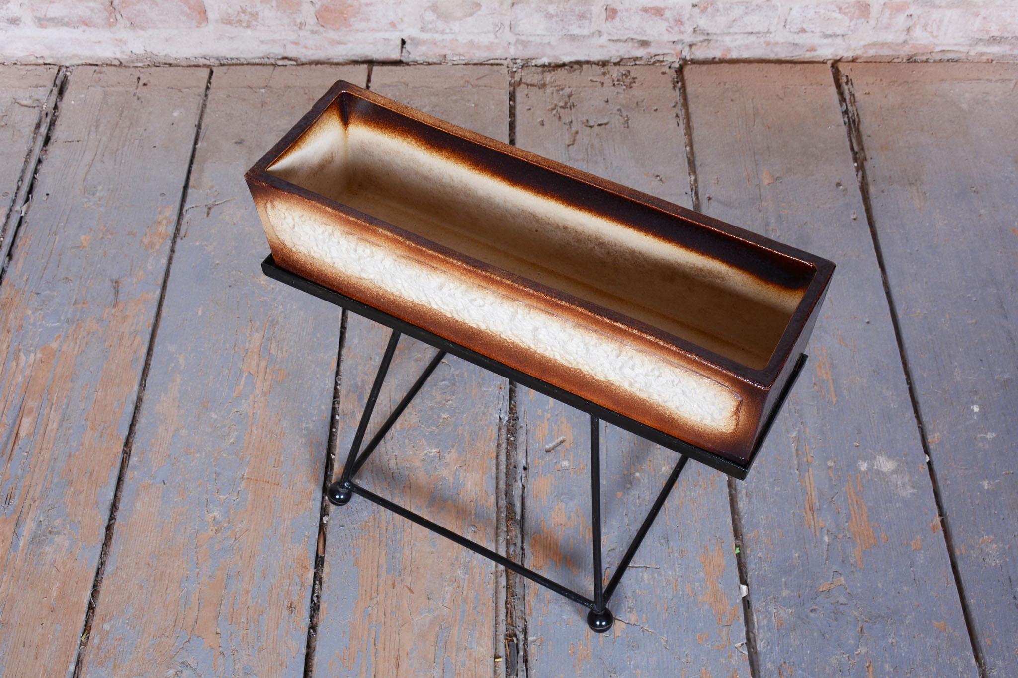 Pot de fleurs original du milieu du siècle avec support, céramique, acier, tchèque, années 1960 Bon état - En vente à Brandys nad Labem, Středočeský kraj