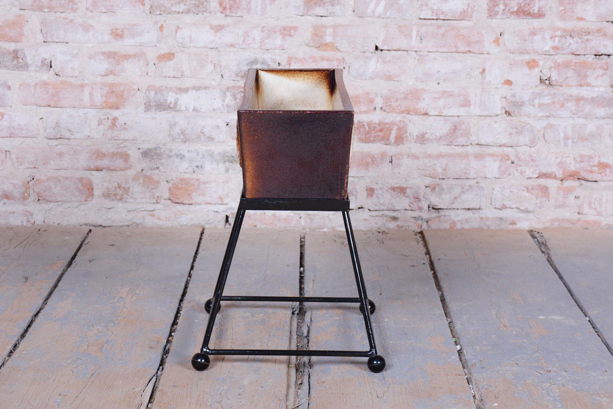 Milieu du XXe siècle Pot de fleurs original du milieu du siècle avec support, céramique, acier, tchèque, années 1960 en vente