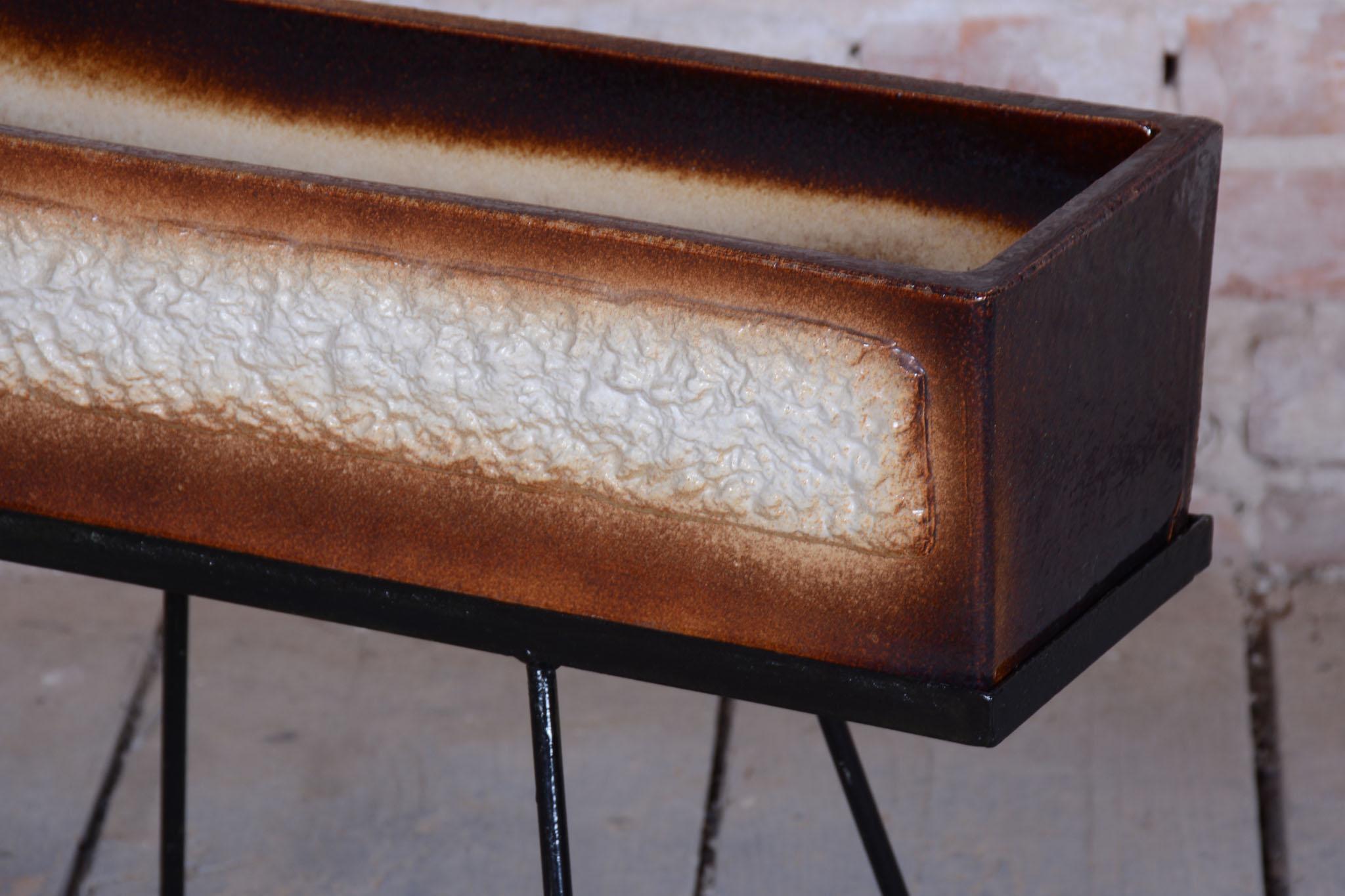 Acier Pot de fleurs original du milieu du siècle avec support, céramique, acier, tchèque, années 1960 en vente