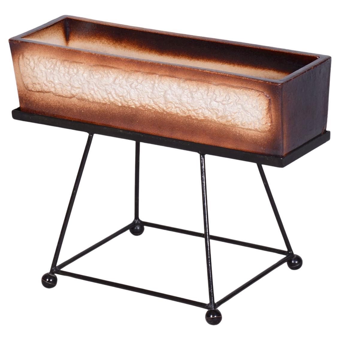 Pot de fleurs original du milieu du siècle avec support, céramique, acier, tchèque, années 1960