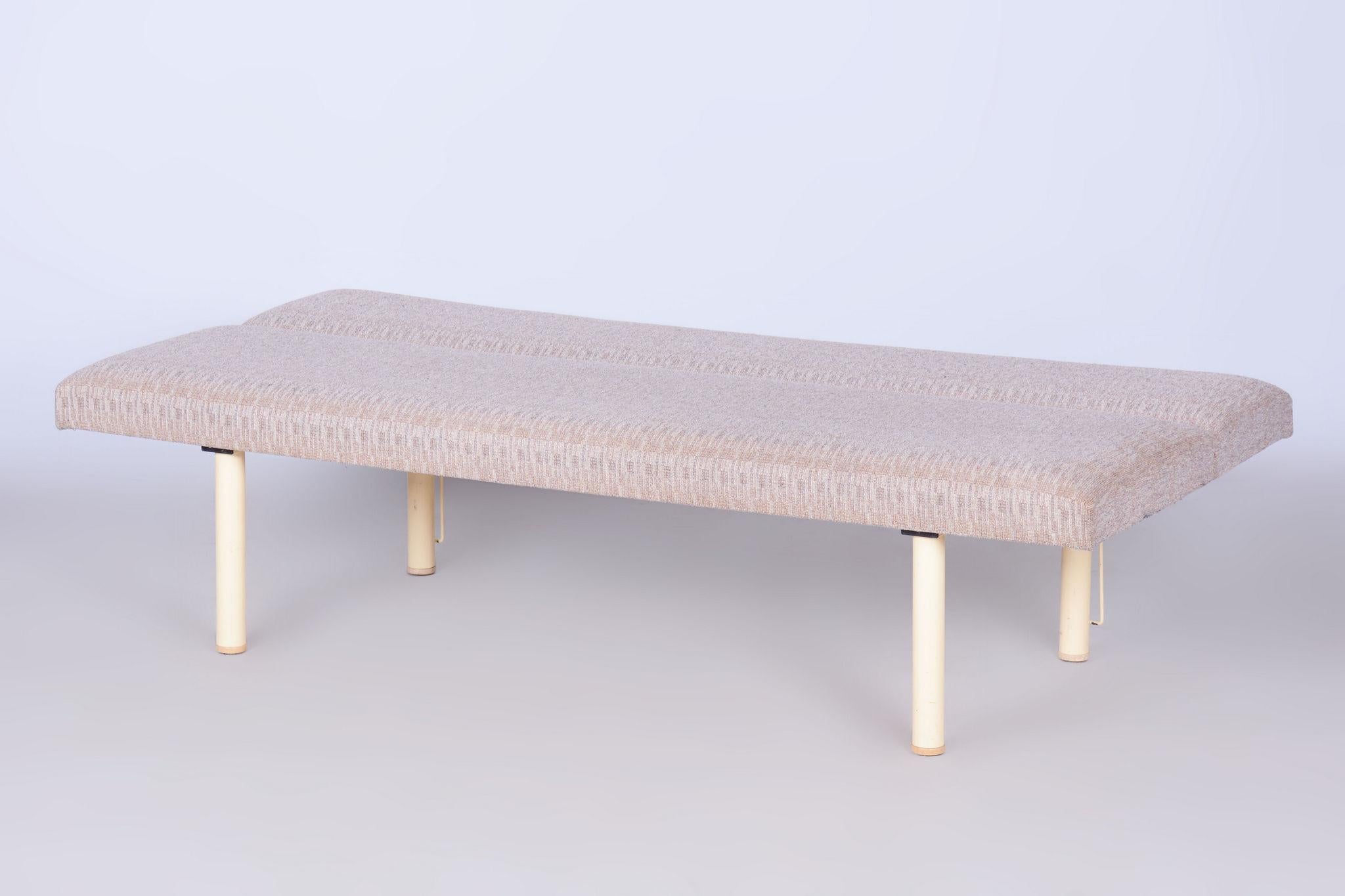 Milieu du XXe siècle Canapé pliant original du milieu du siècle, rembourrage d'origine, acier, tchèque, années 1960 en vente