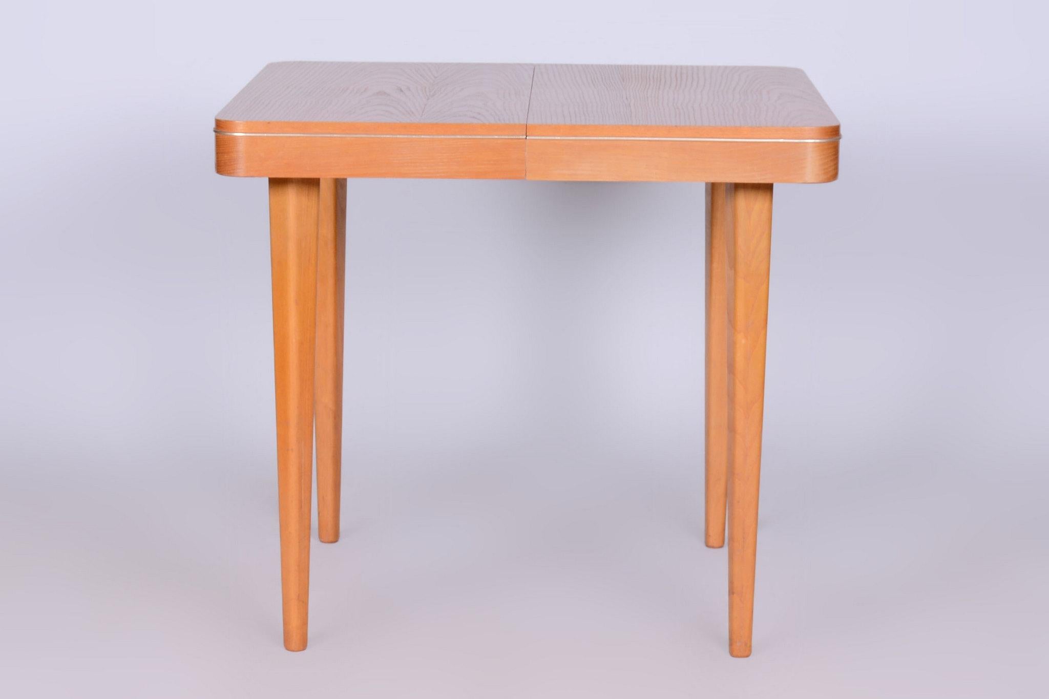 Esta mesa de comedor extensible de mediados de siglo procede de mediados del siglo XX y fue fabricada por JITONA Soběslav. De roble claro, está en un estado original muy bien conservado.

La mesa puede ampliarse a dos anchuras: 86 cm o 128 cm, lo