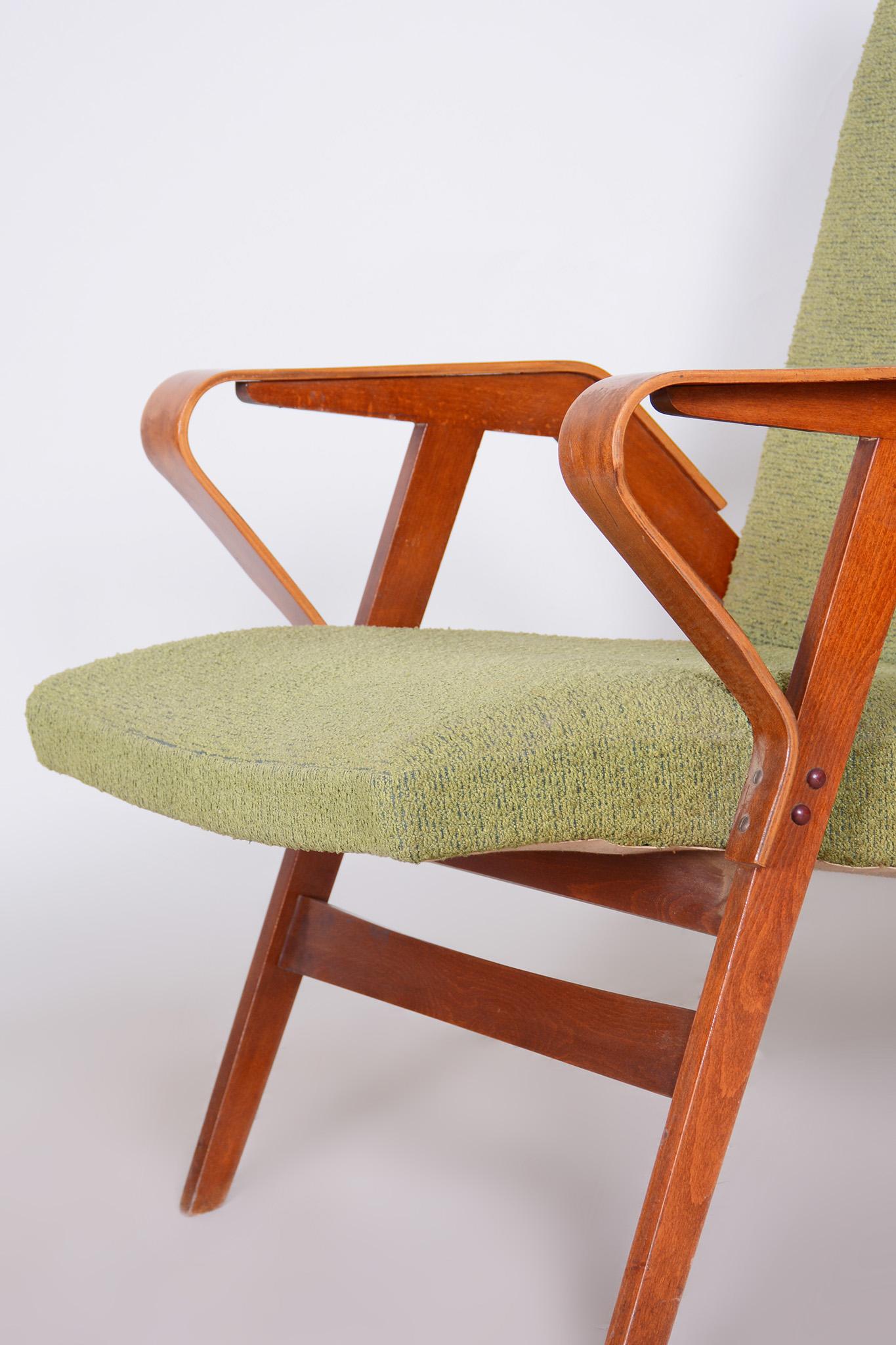 Original Midcentury Green Beech Armchair, Tatra, Pravenec, Czechia, 1950s In Good Condition For Sale In Horomerice, CZ