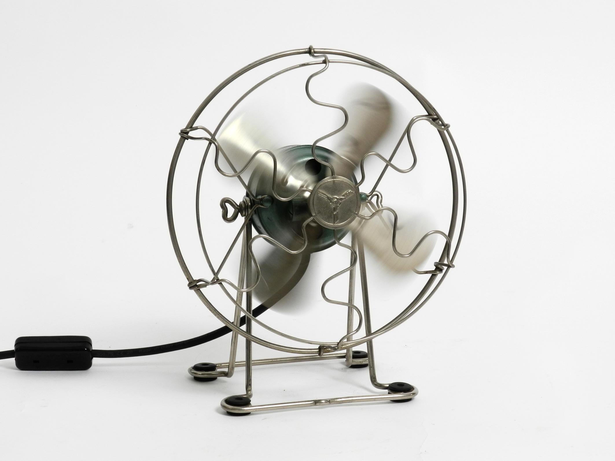 Original Mid Century Industrial Design table fan from Maico.
Type EB20. Made in Germany.
Infinitely adjustable in angle. Original condition and all parts complete.
Housing made of metal, painted green.
Chrome-plated metal base and protective