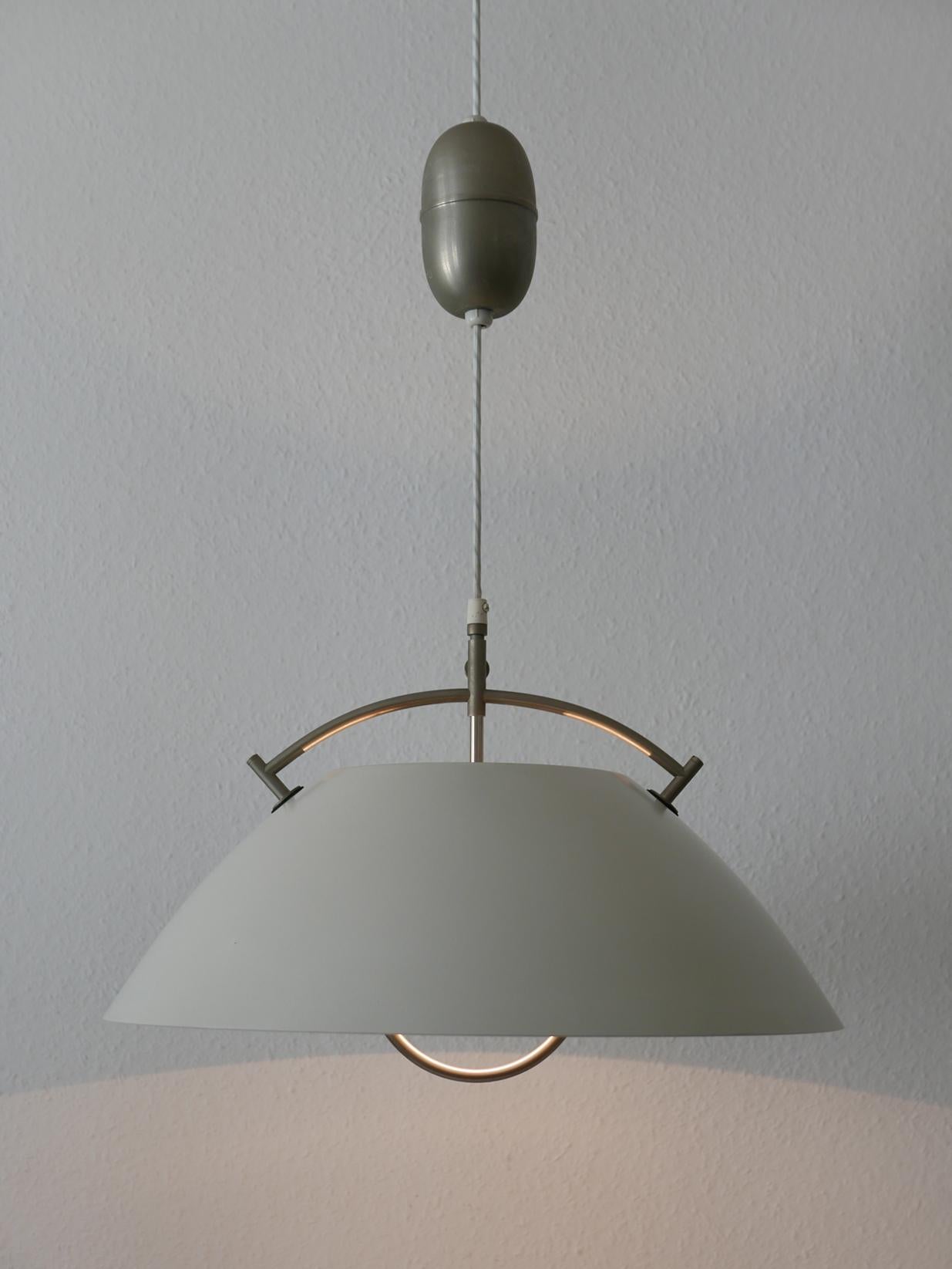 Rare lampe suspendue JH 604 avec poulie, d'origine, datant du milieu du siècle dernier. Conçu par Hans Wegner, 1962. Fabriqué par Louis Poulsen, années 1960, Danemark. Marqué de la marque du fabricant.

Au total, trois lampes identiques avec poulie