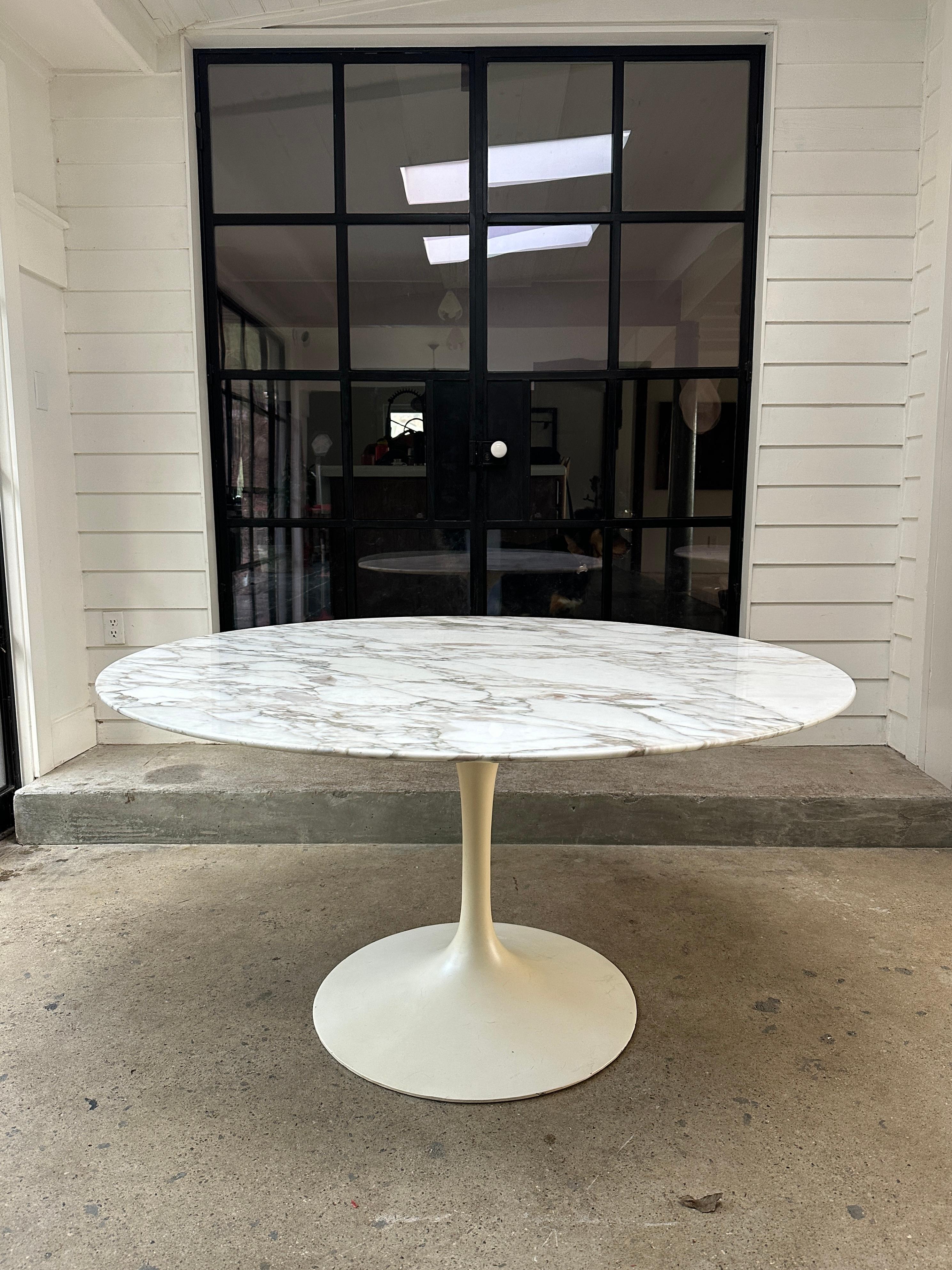 Original mesa de comedor Knoll Saarinen tulipán de mediados de siglo con mármol Calacatta Moderno de mediados de siglo en venta