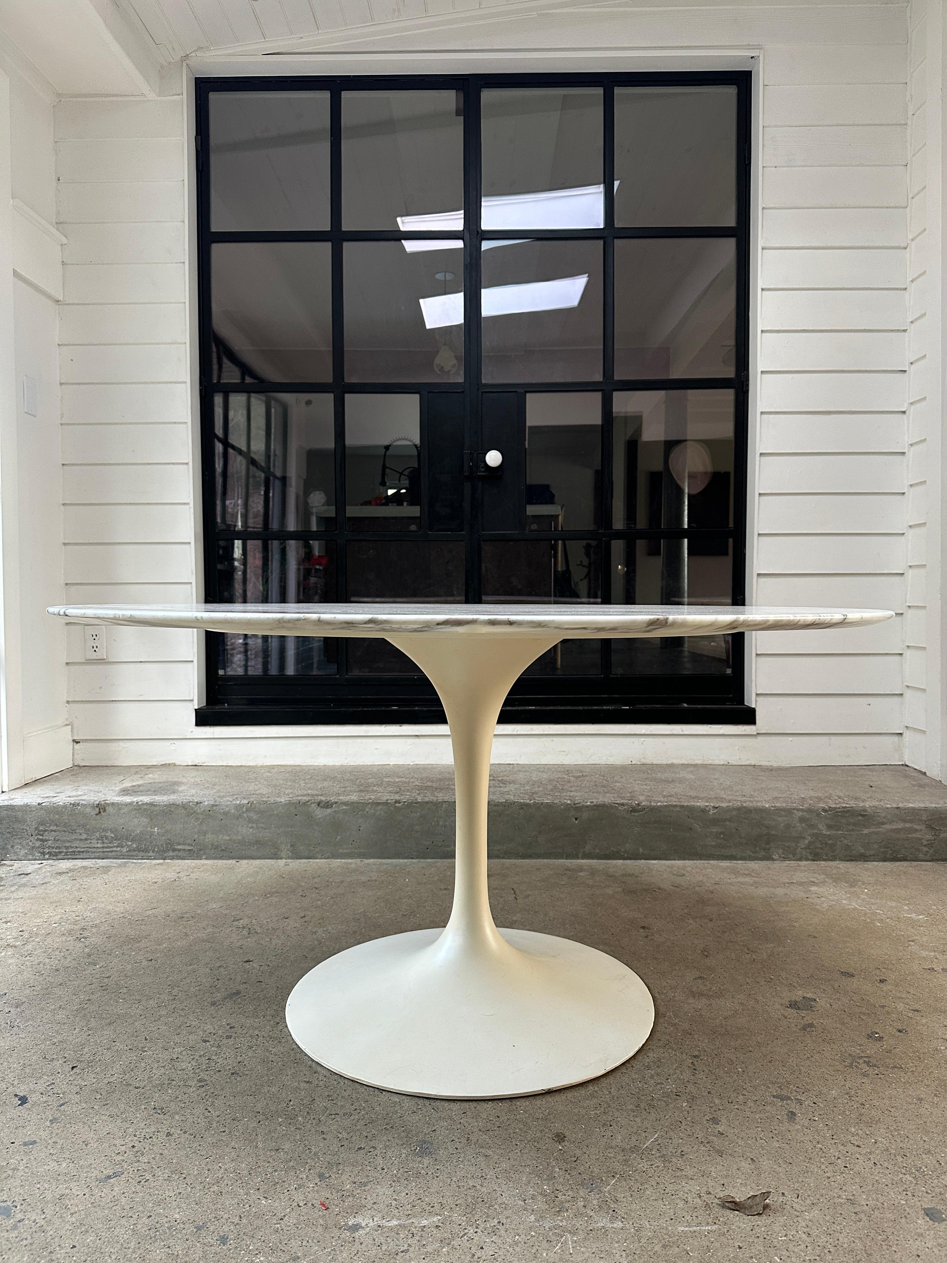 Original mesa de comedor Knoll Saarinen tulipán de mediados de siglo con mármol Calacatta Estadounidense en venta