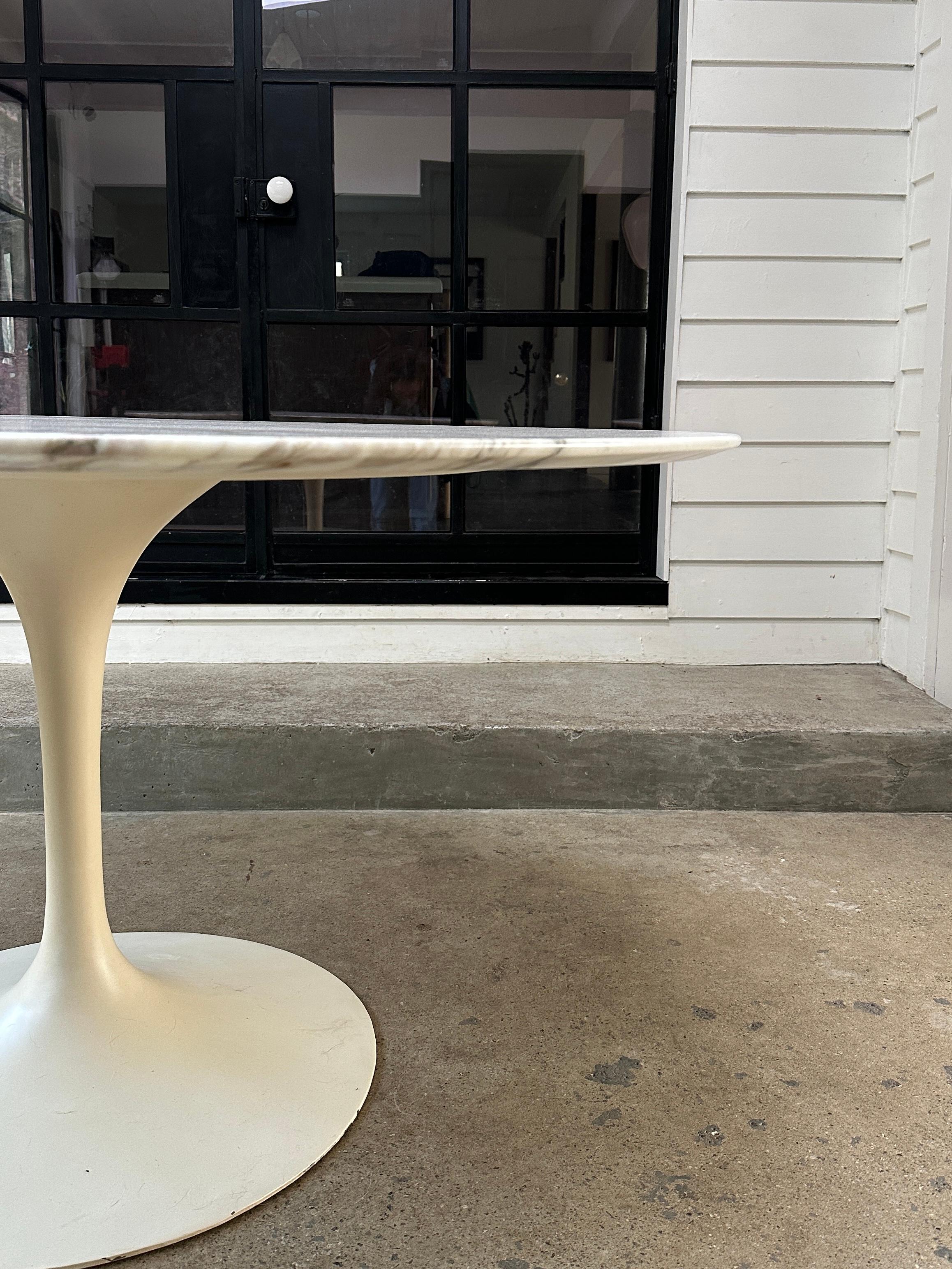 Original mesa de comedor Knoll Saarinen tulipán de mediados de siglo con mármol Calacatta en Bueno estado para la venta en Asheville, NC