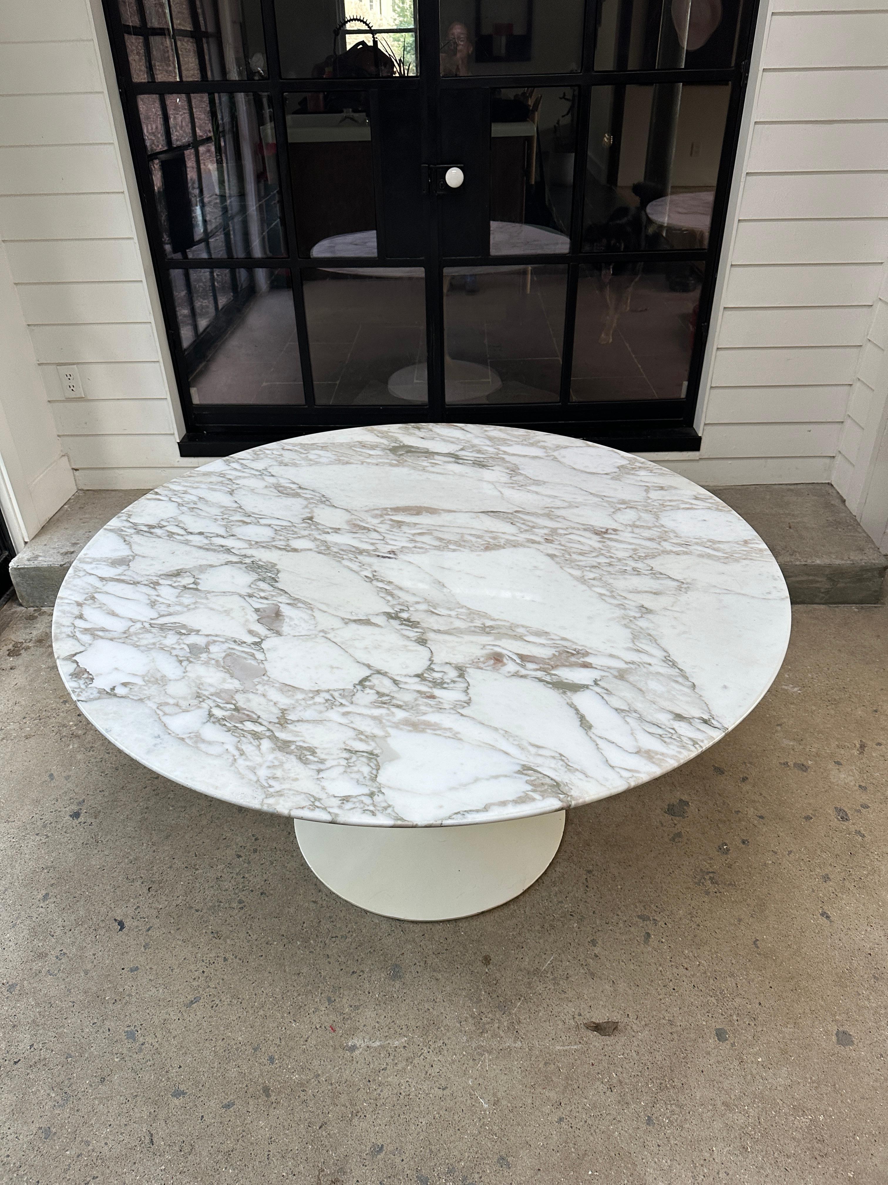 Original mesa de comedor Knoll Saarinen tulipán de mediados de siglo con mármol Calacatta mediados del siglo XX en venta