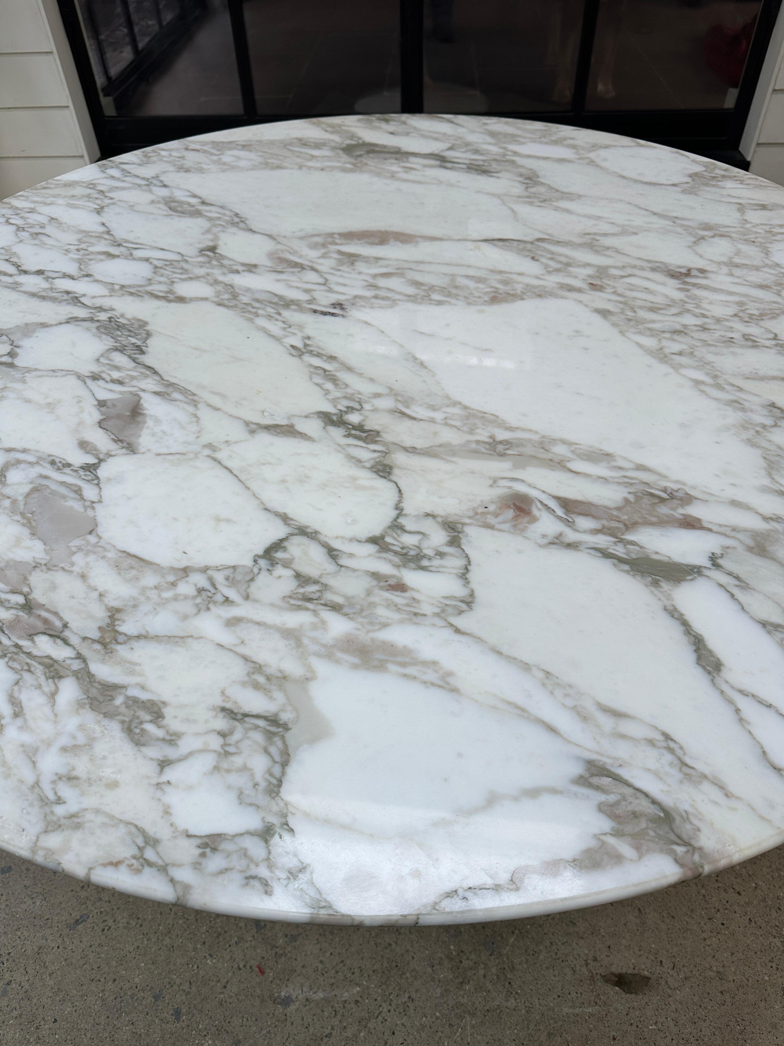 Original mesa de comedor Knoll Saarinen tulipán de mediados de siglo con mármol Calacatta Mármol en venta