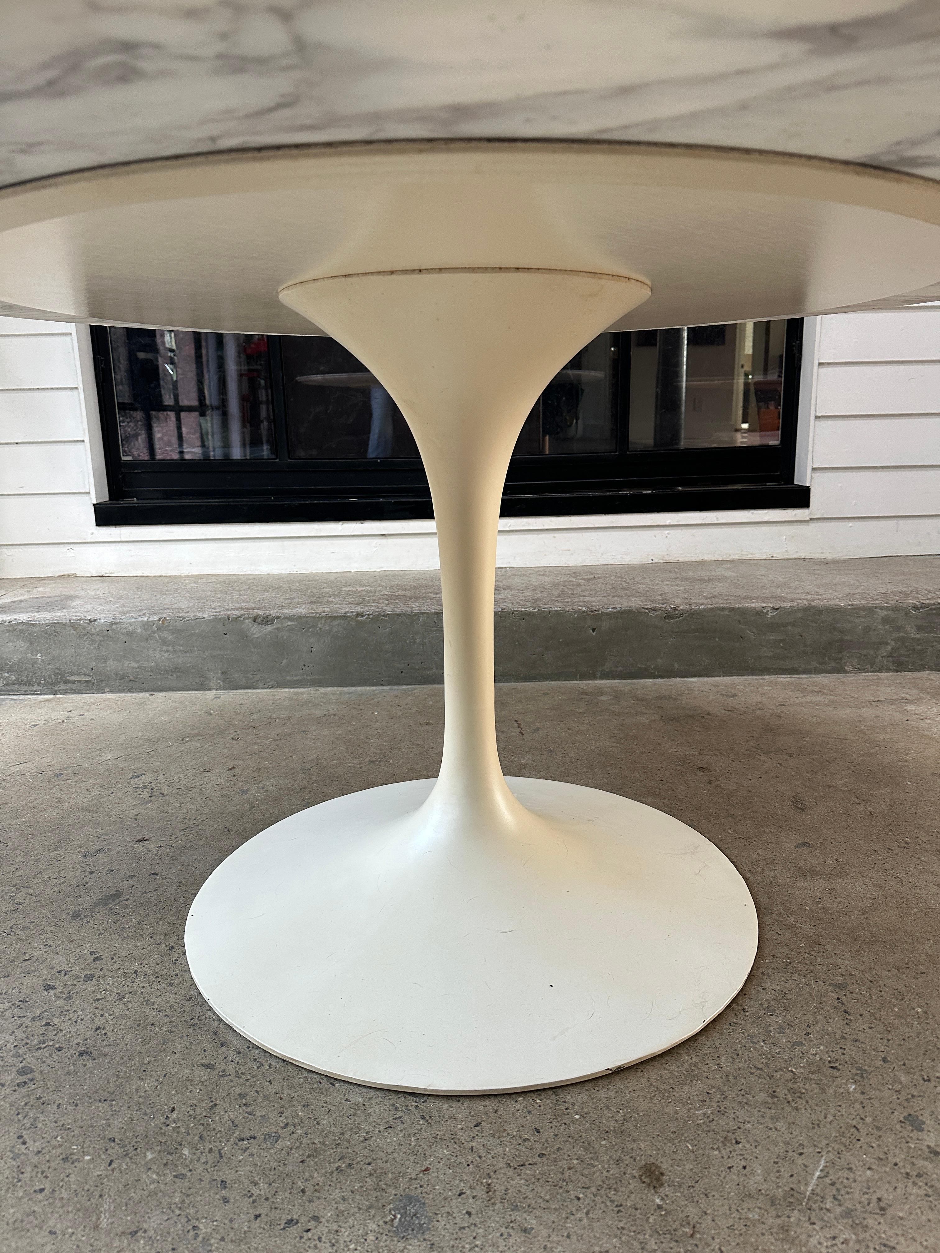 Original mesa de comedor Knoll Saarinen tulipán de mediados de siglo con mármol Calacatta en venta 1