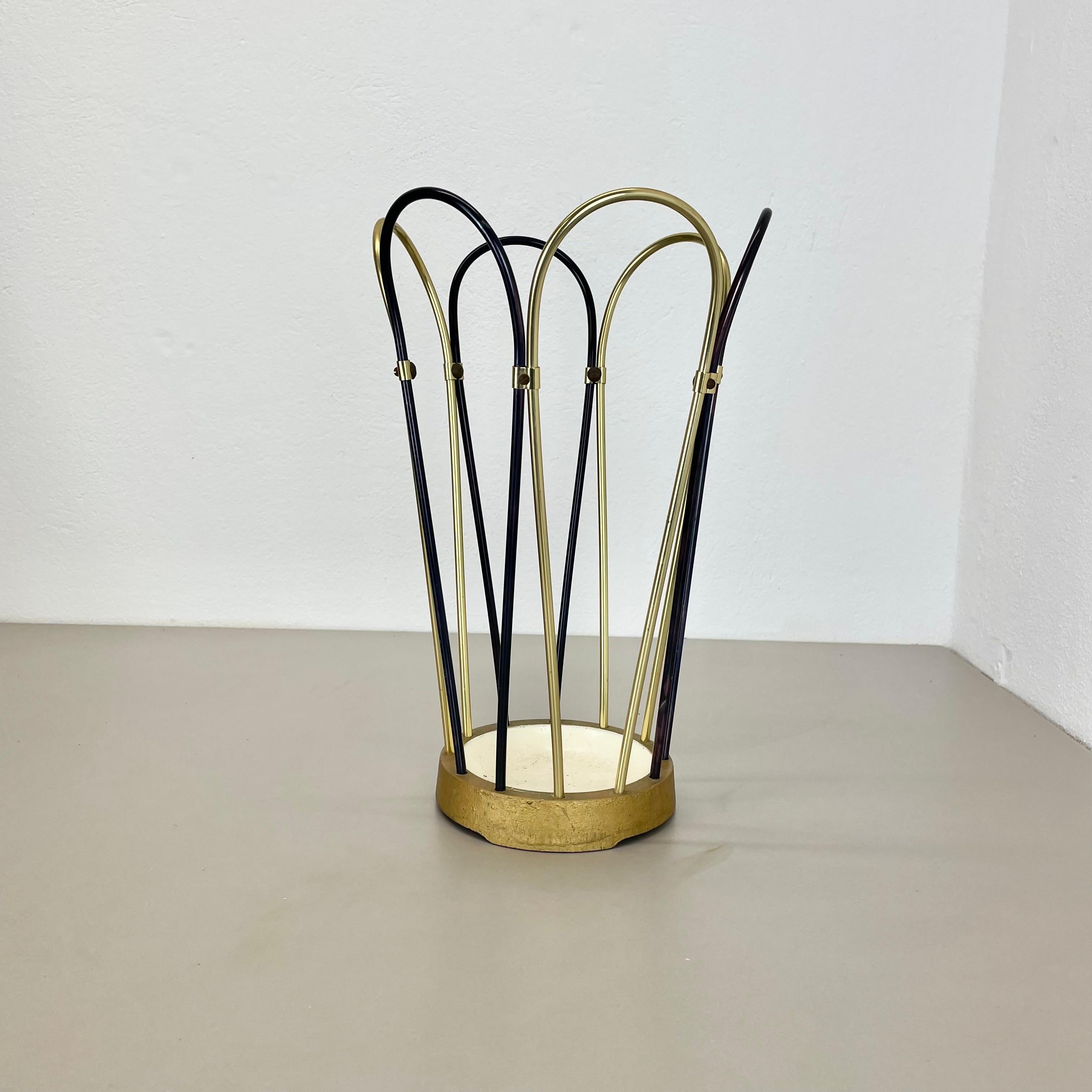 Article :

Porte-parapluie Bauhaus


Origine :

Allemagne


Âge :

1950s


Ce porte-parapluie vintage original de style Bauhaus a été produit dans les années 1950 en Allemagne. Les éléments de maintien du parapluie sur le dessus sont en aluminium