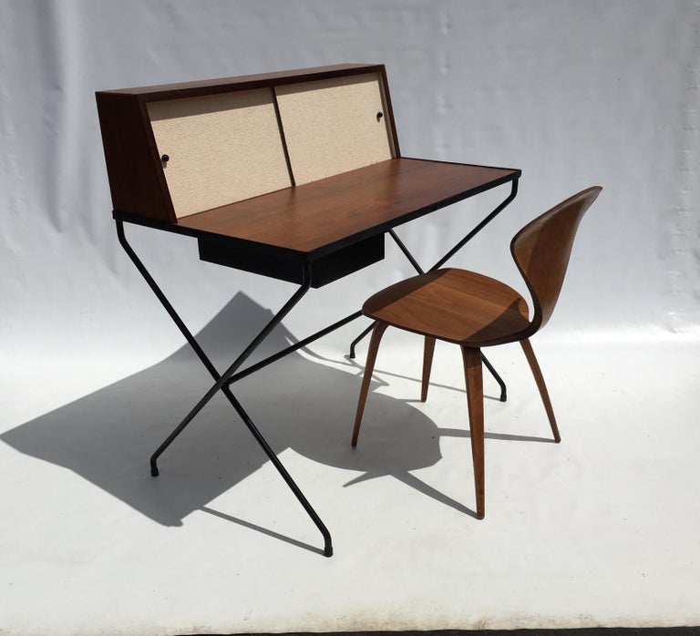 Original Mid-Century Modern Desk In Good Condition For Sale In Opa Locka, FL
