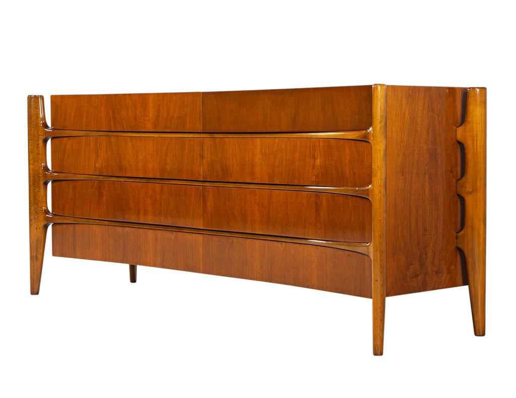 Original Mid-Century Modern Dresser by William Hinn, circa 1950s In Good Condition In North York, ON