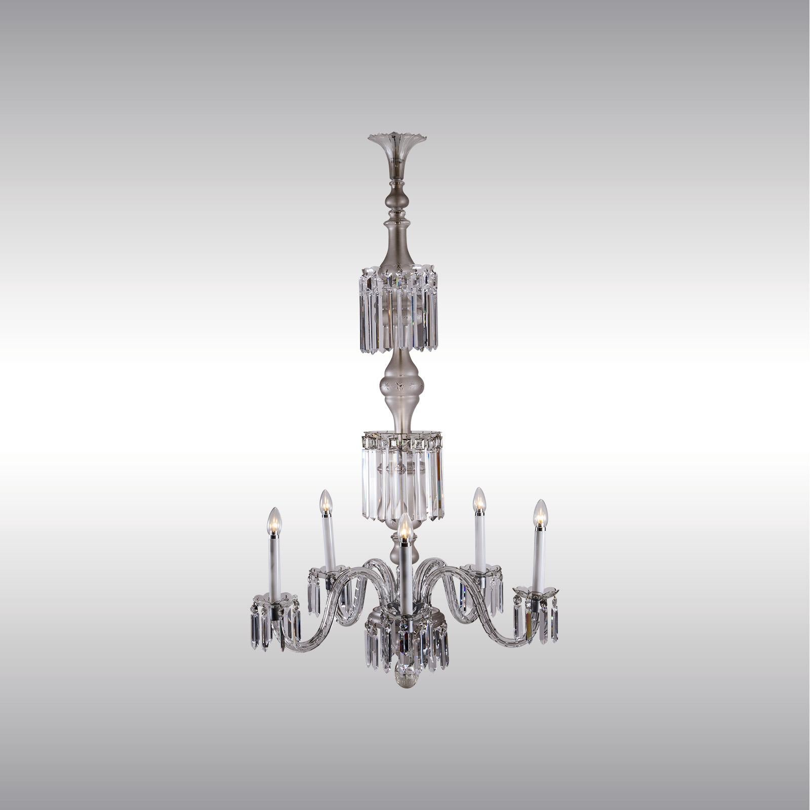 Un meraviglioso lampadario in vetro di stile Mid-Century Modern, sottile ed elegante, con cinque bracci e una lampada da parete.