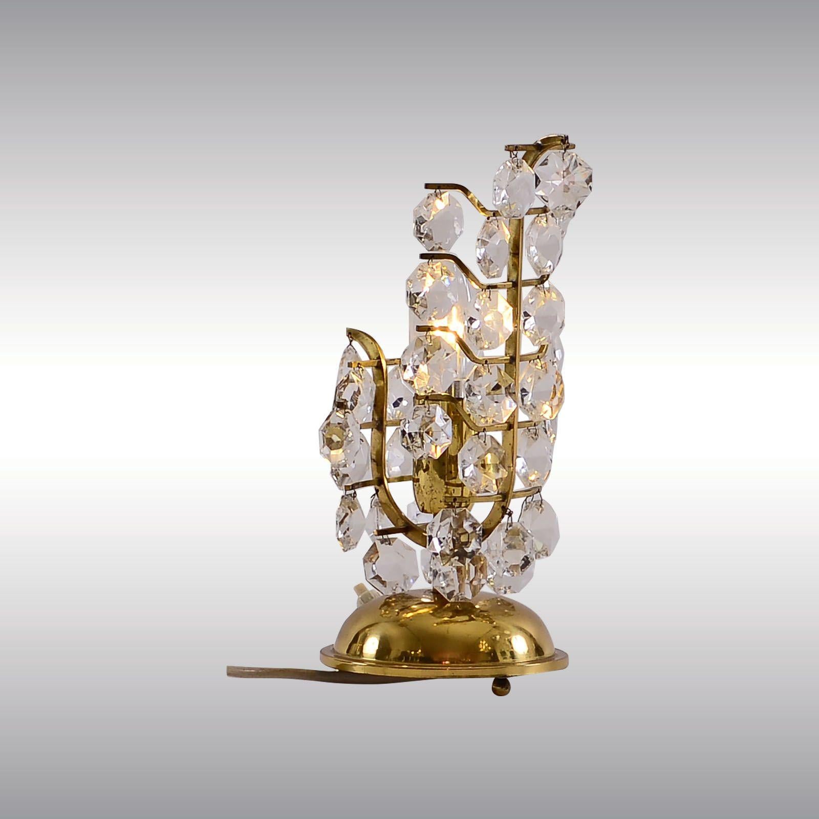 Una lámpara de mesa muy bonita y bien fabricada con colgaduras de cristal tallado a mano, una llama.
adecuado para EE.UU.