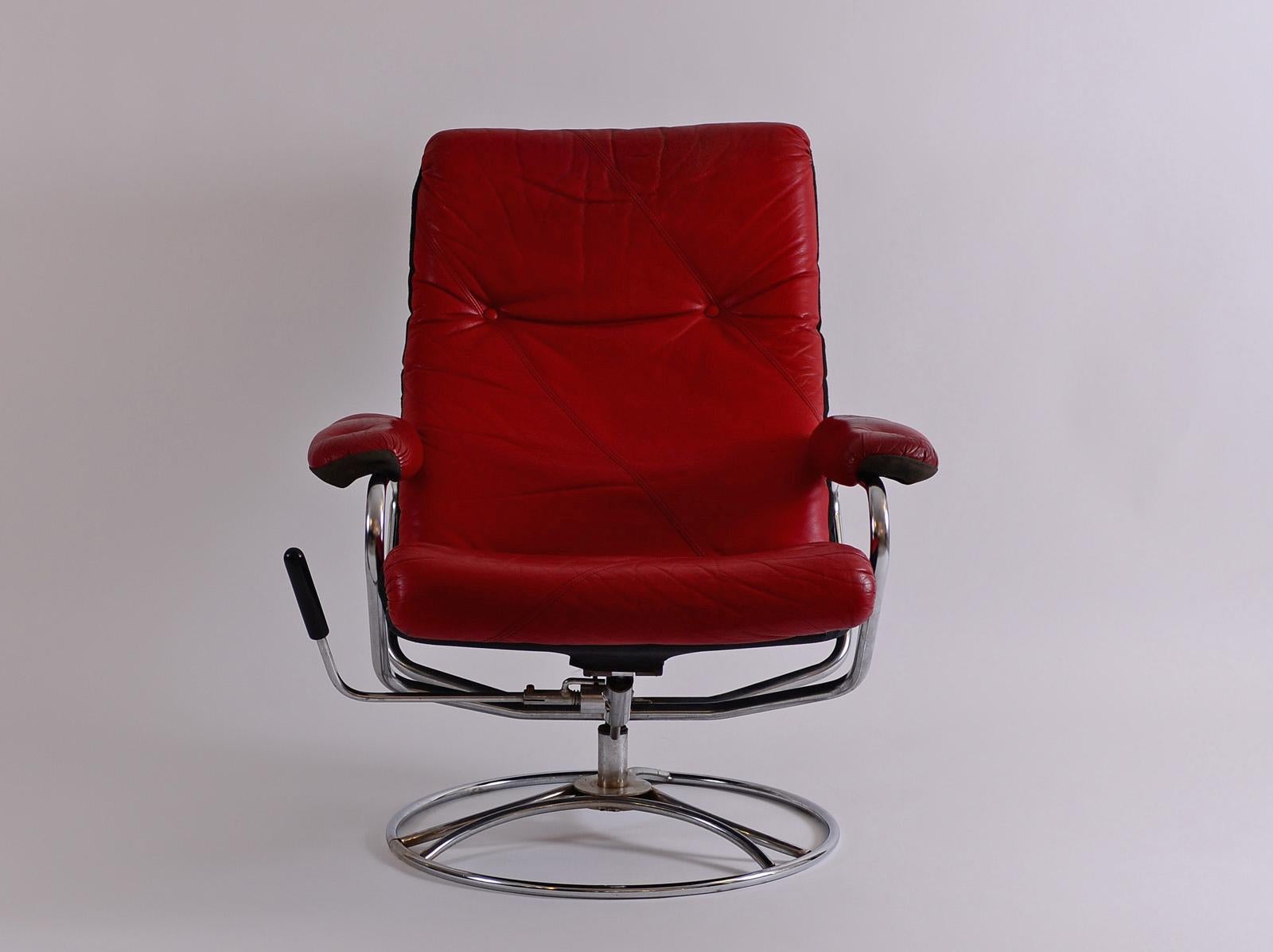 Swivelling and turnable lounge chair, extremely comfortable. Presumable a predecessor of the Ekornes Stressless which was built from 1971 in Norway. Chair rotates 360 degrees. Chair reclines from an upright sitting position to nearly horizontal, and