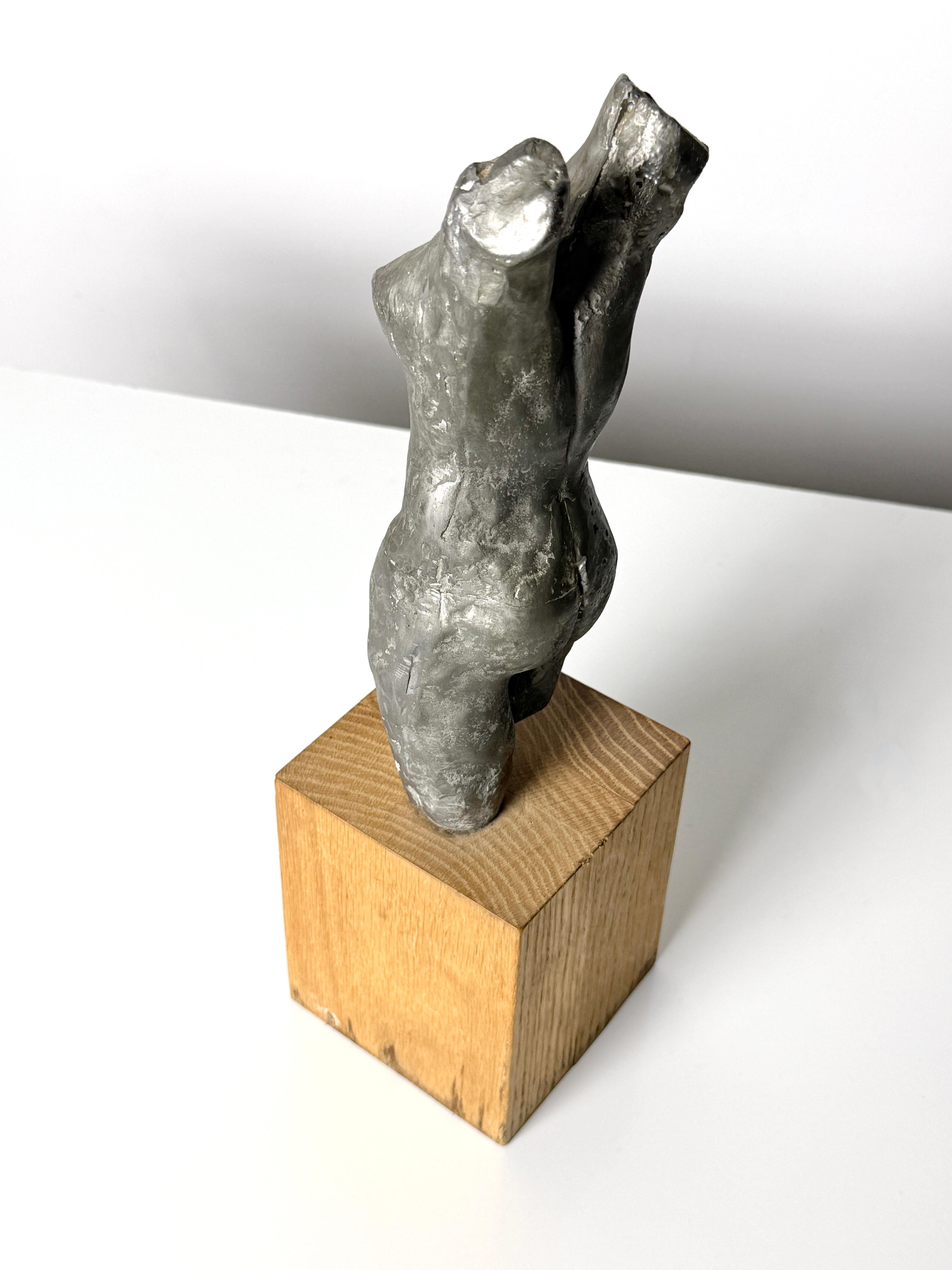 Scultura originale di torso femminile nudo in piombo su base in Wood della metà del secolo scorso. in vendita 2