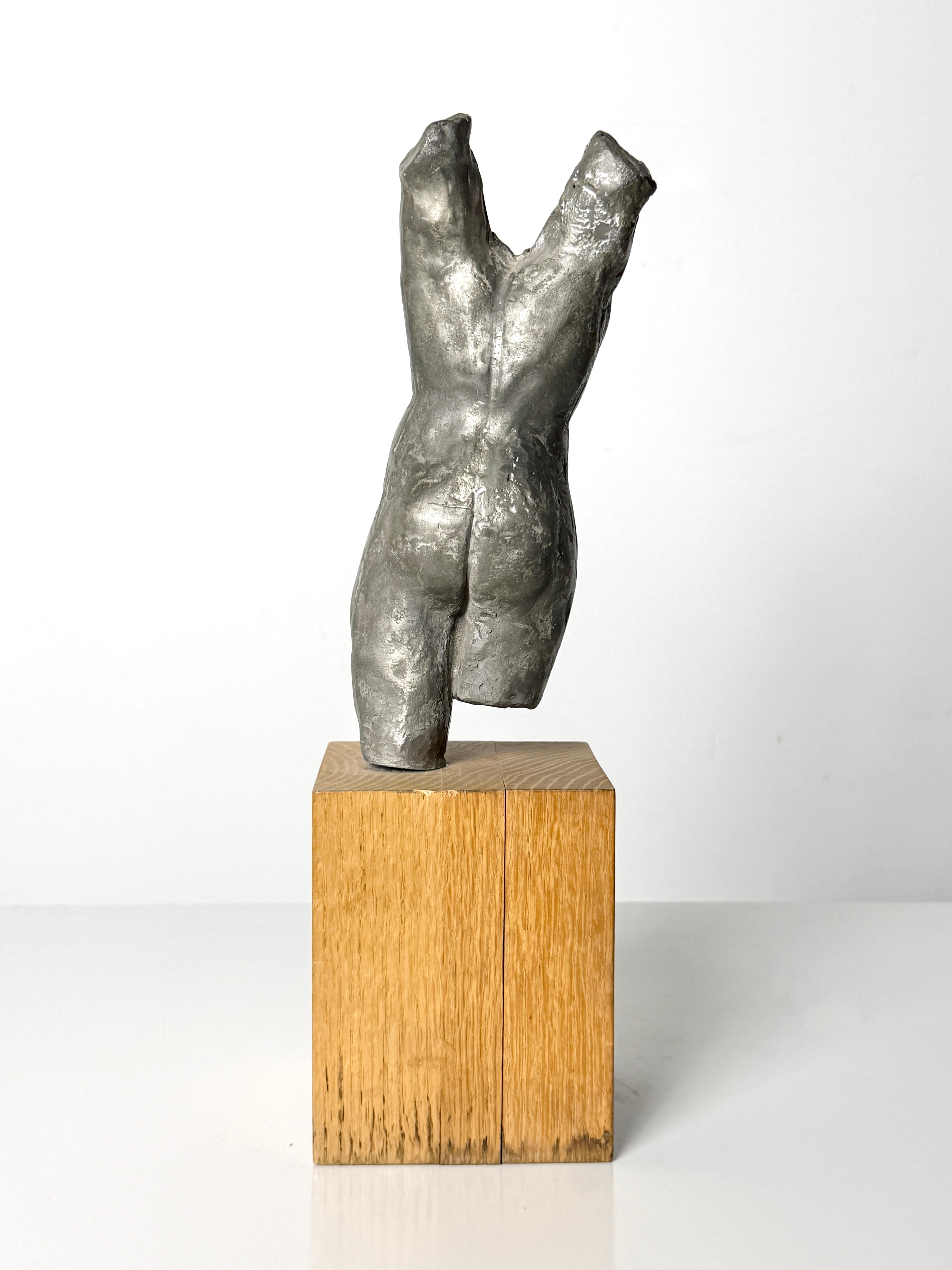 Scultura originale di torso femminile nudo in piombo su base in Wood della metà del secolo scorso. in vendita 3