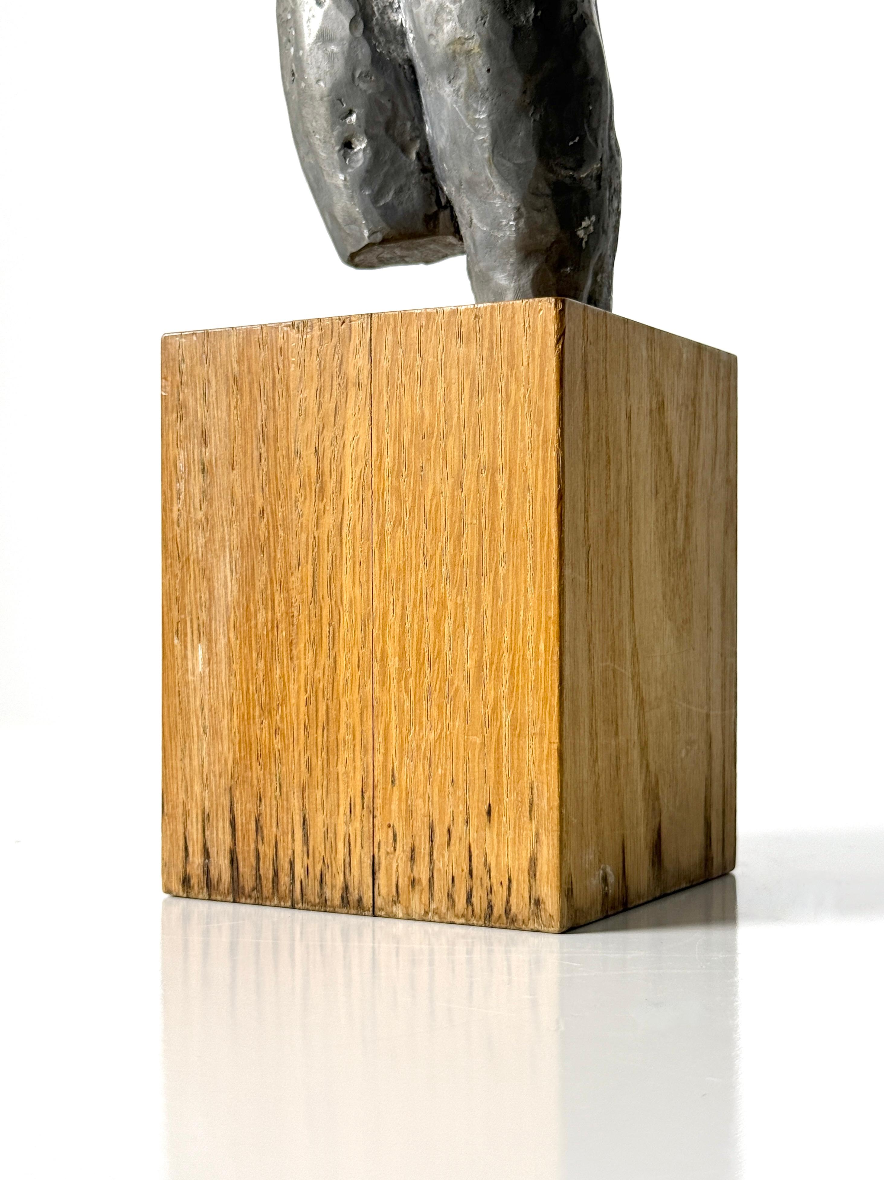 Scultura originale di torso femminile nudo in piombo su base in Wood della metà del secolo scorso. in vendita 4