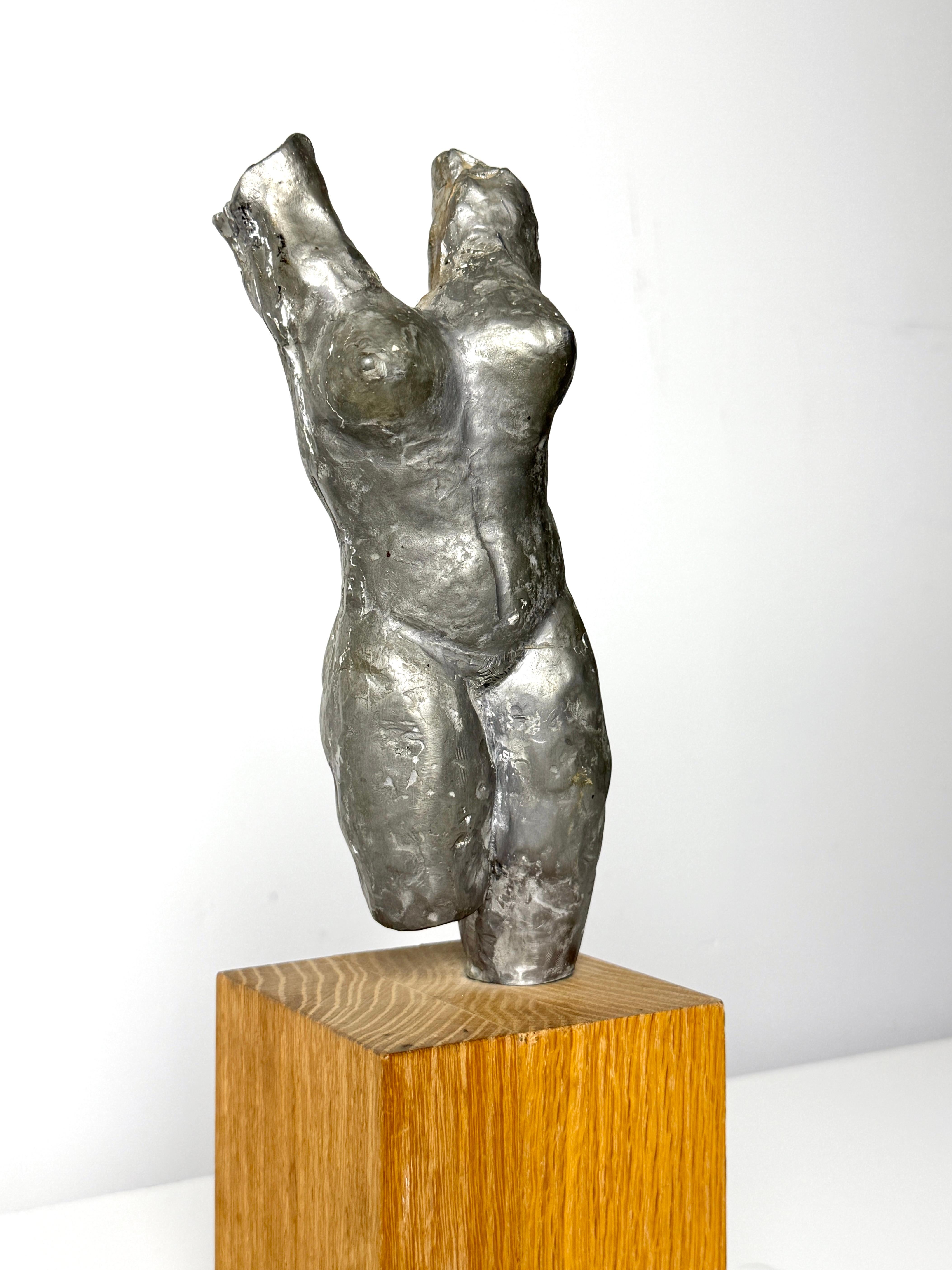 Mid-Century moderno Scultura originale di torso femminile nudo in piombo su base in Wood della metà del secolo scorso. in vendita
