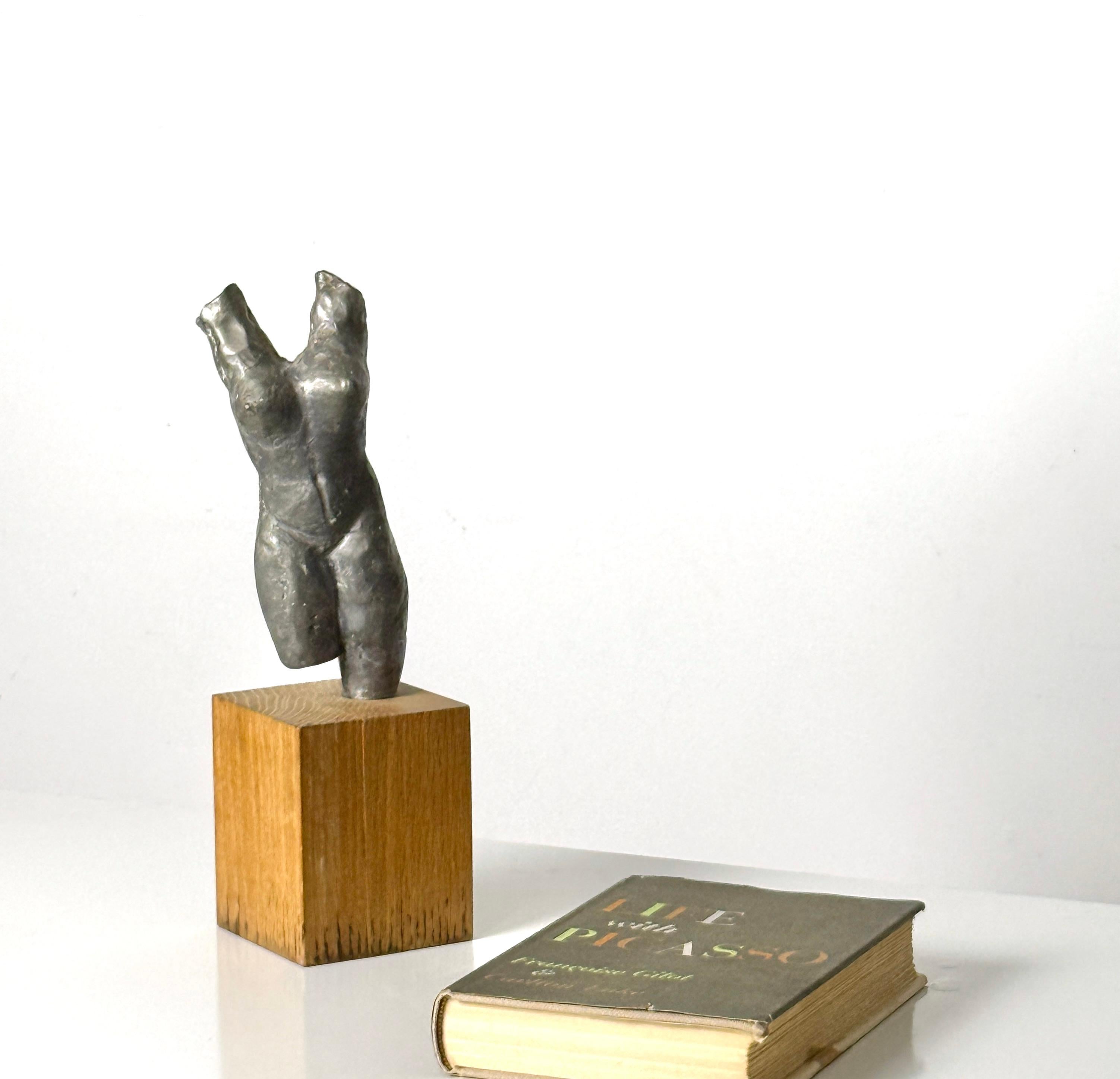 Calco Scultura originale di torso femminile nudo in piombo su base in Wood della metà del secolo scorso. in vendita