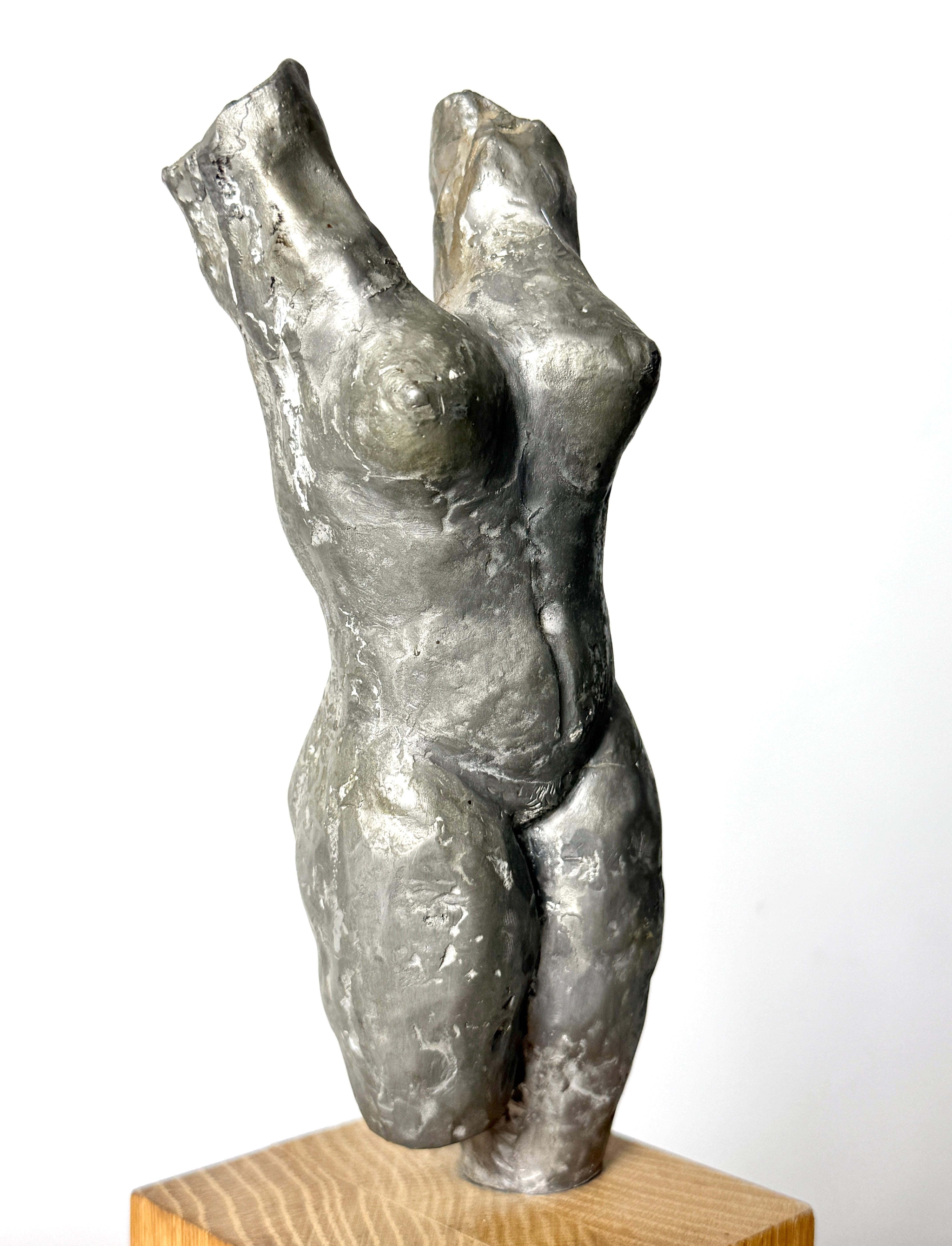 Scultura originale di torso femminile nudo in piombo su base in Wood della metà del secolo scorso. In condizioni buone in vendita a Troy, MI