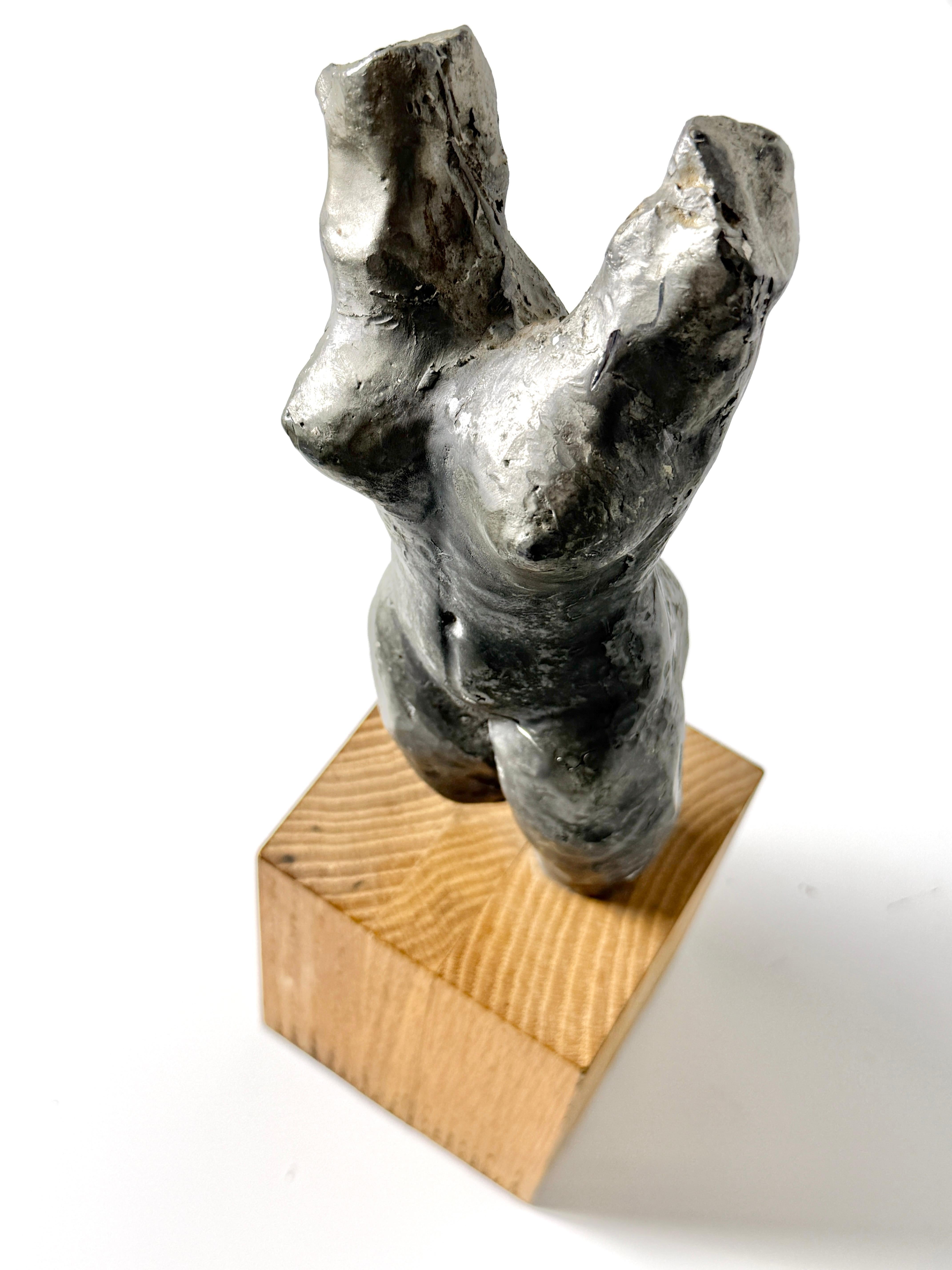 XX secolo Scultura originale di torso femminile nudo in piombo su base in Wood della metà del secolo scorso. in vendita