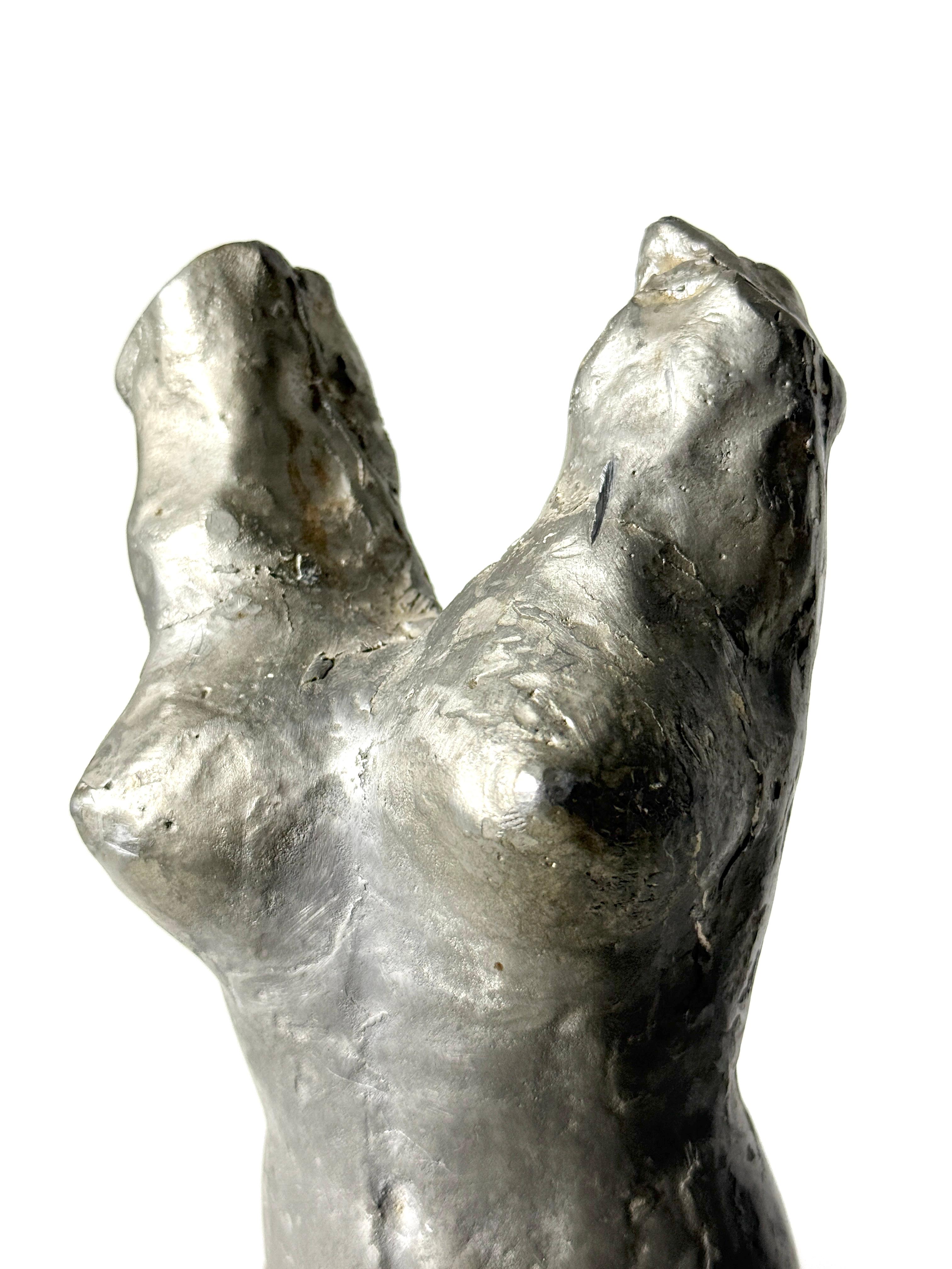 Piombo Scultura originale di torso femminile nudo in piombo su base in Wood della metà del secolo scorso. in vendita