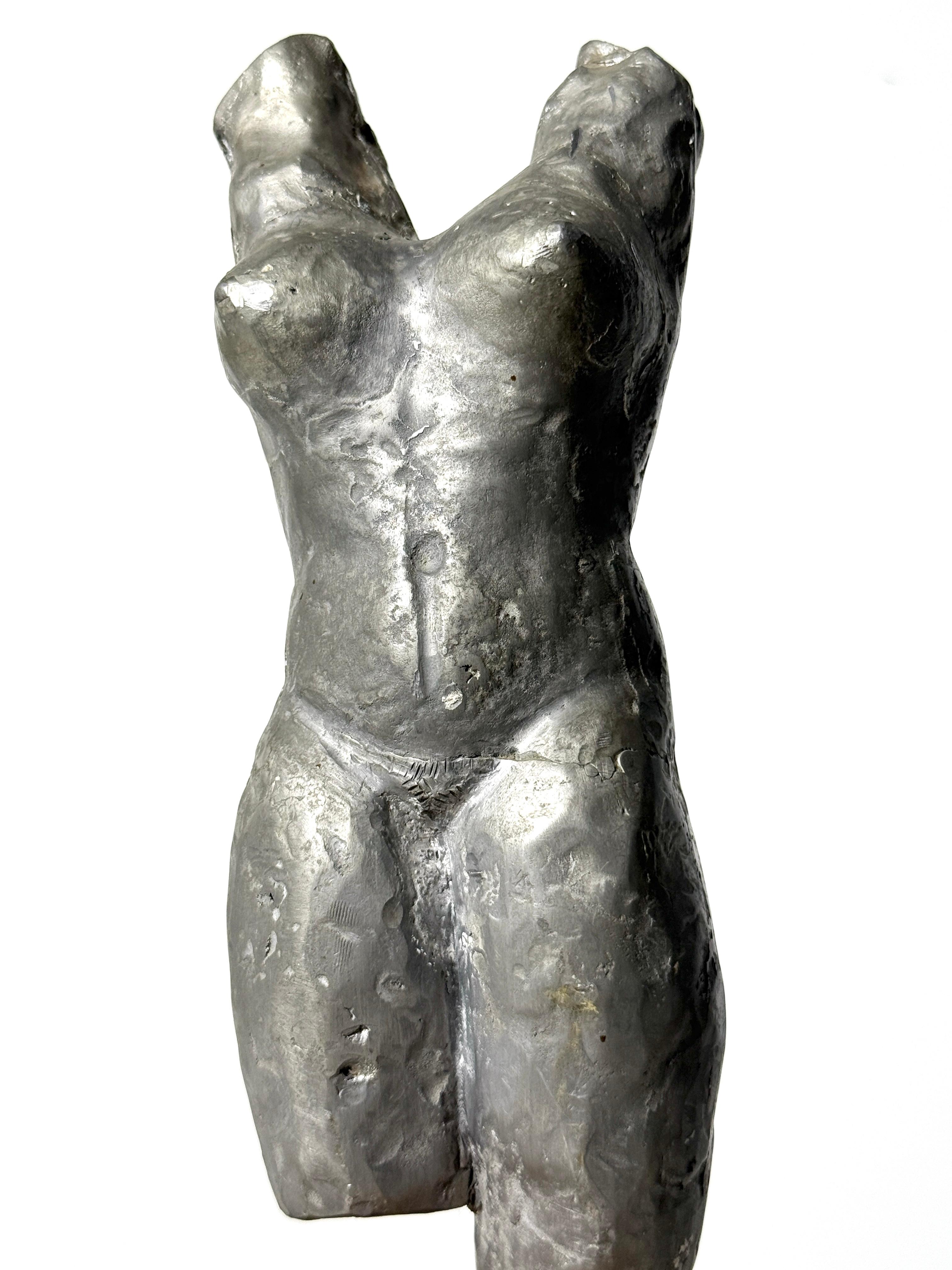 Scultura originale di torso femminile nudo in piombo su base in Wood della metà del secolo scorso. in vendita 1