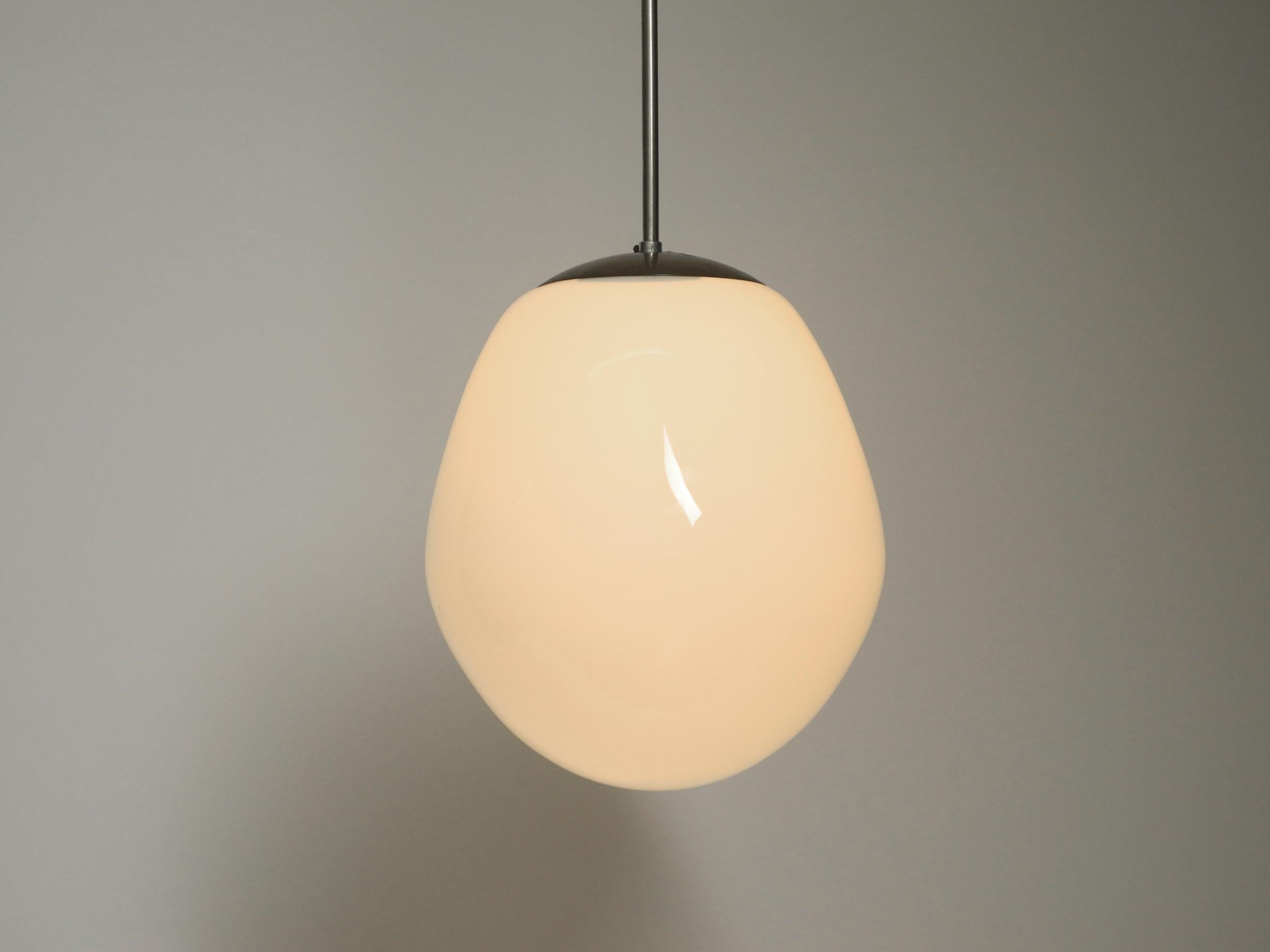 Lampada a sospensione in vetro originale del Mid Century Modernist XL Wagenfeld In condizioni buone in vendita a München, DE