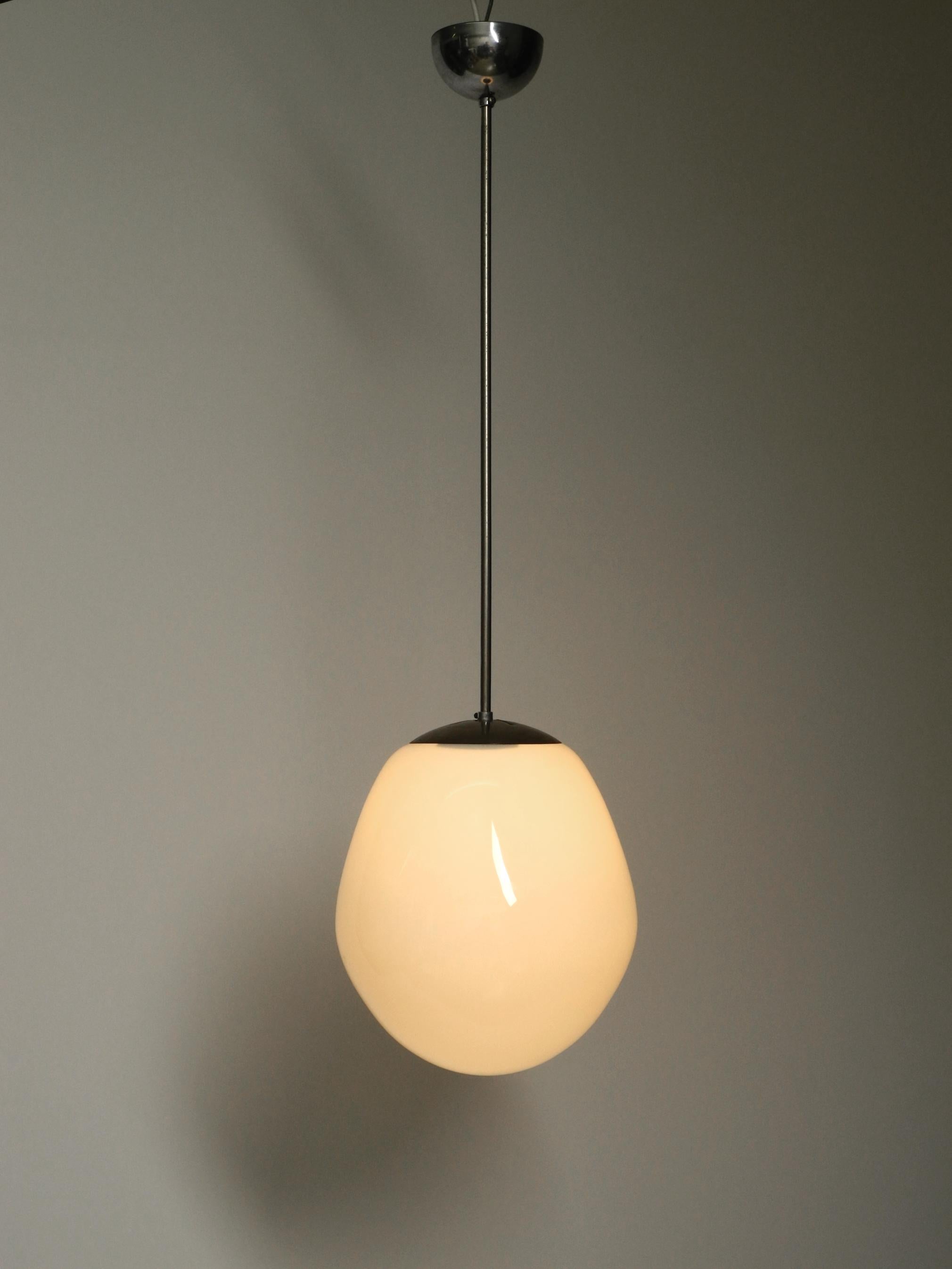 Metà XX secolo Lampada a sospensione in vetro originale del Mid Century Modernist XL Wagenfeld in vendita