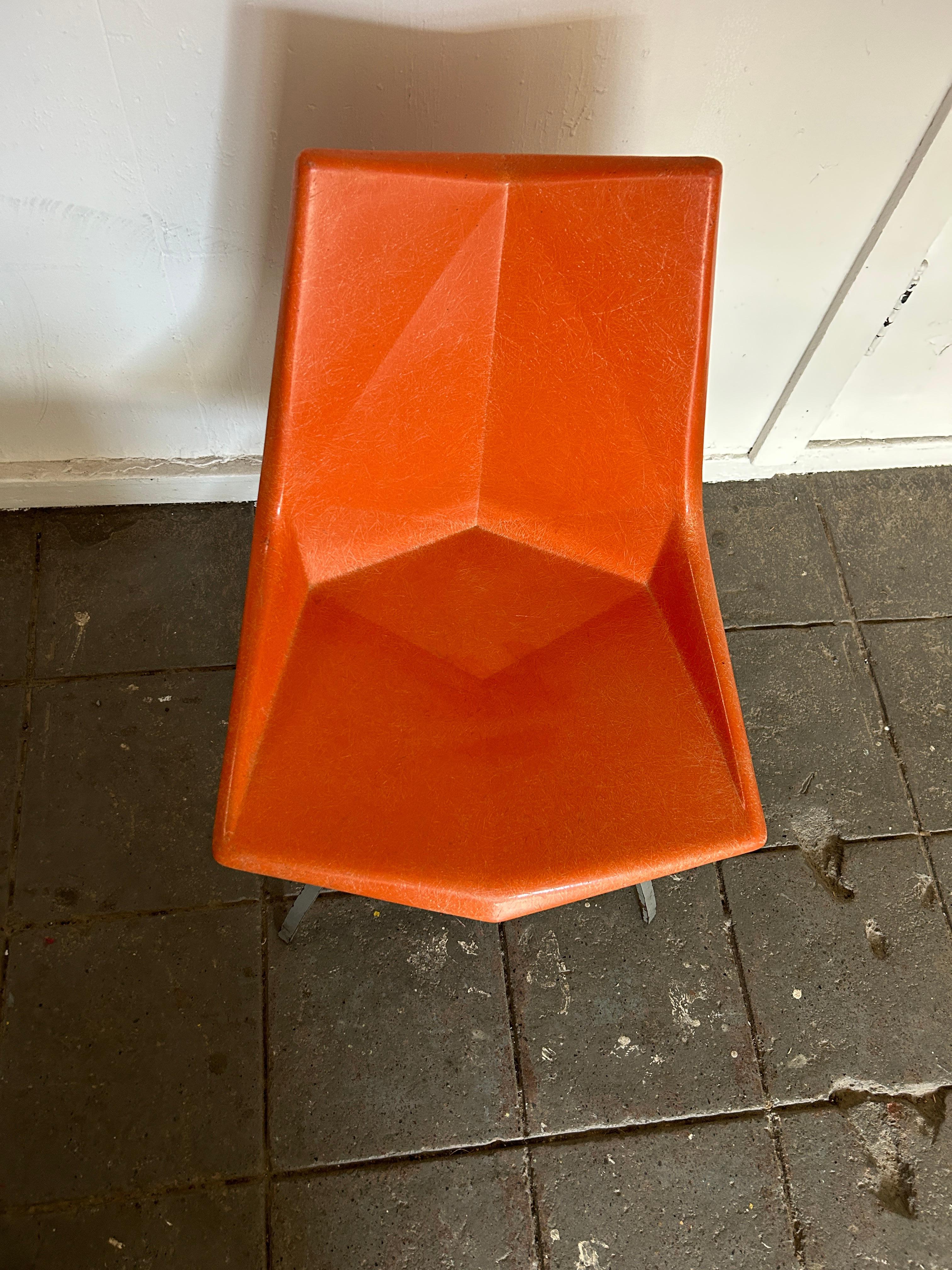 Original orangefarbener Paul McCobb Origami-Stuhl aus Fiberglas aus der Mitte des Jahrhunderts mit Spinnenfuß (Moderne der Mitte des Jahrhunderts) im Angebot